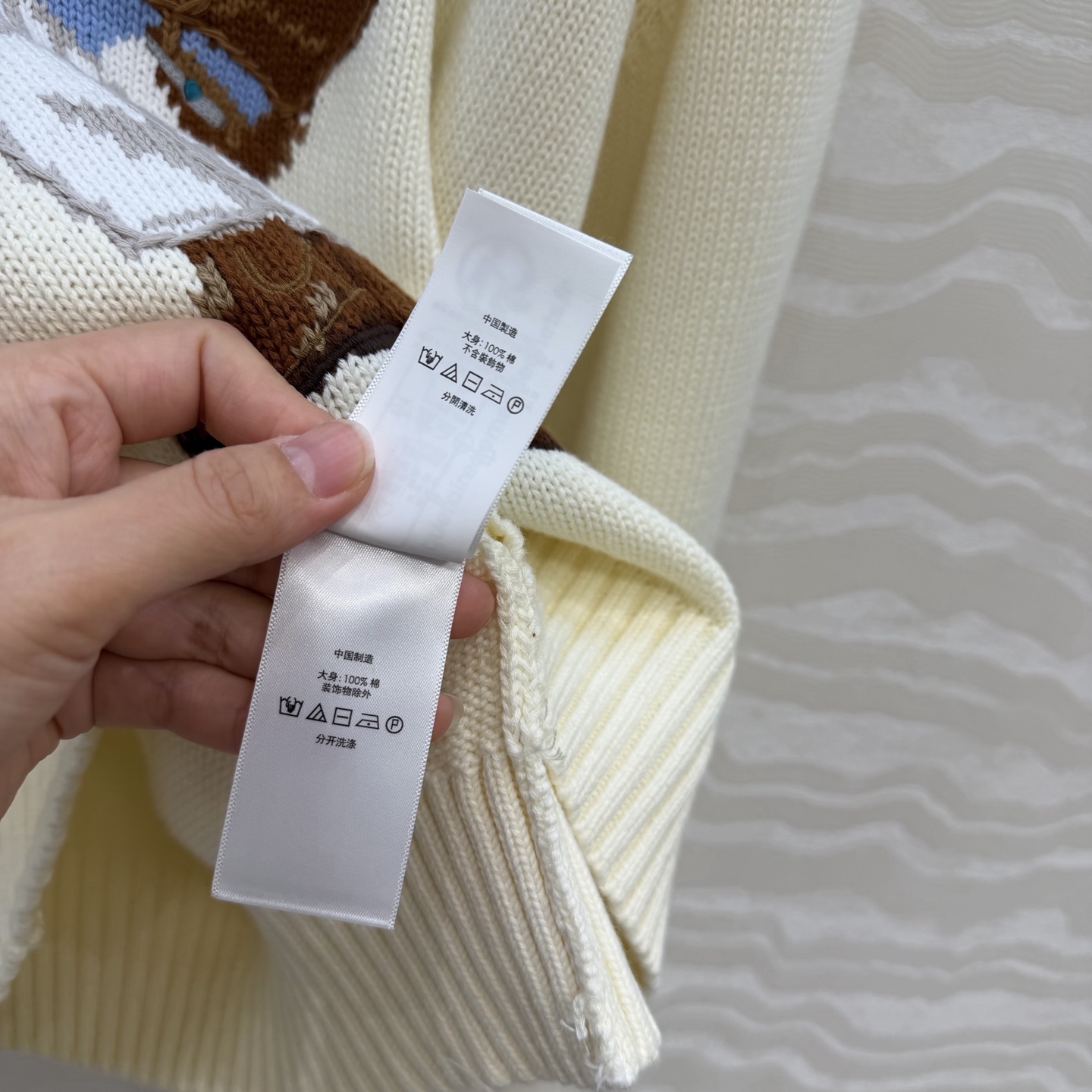 原单品质❤️浓郁美式风，穿西装的小熊手勾图案！经典H宽松短款版型。品质控必入。进口纯棉纱线质感无敌赞！嵌