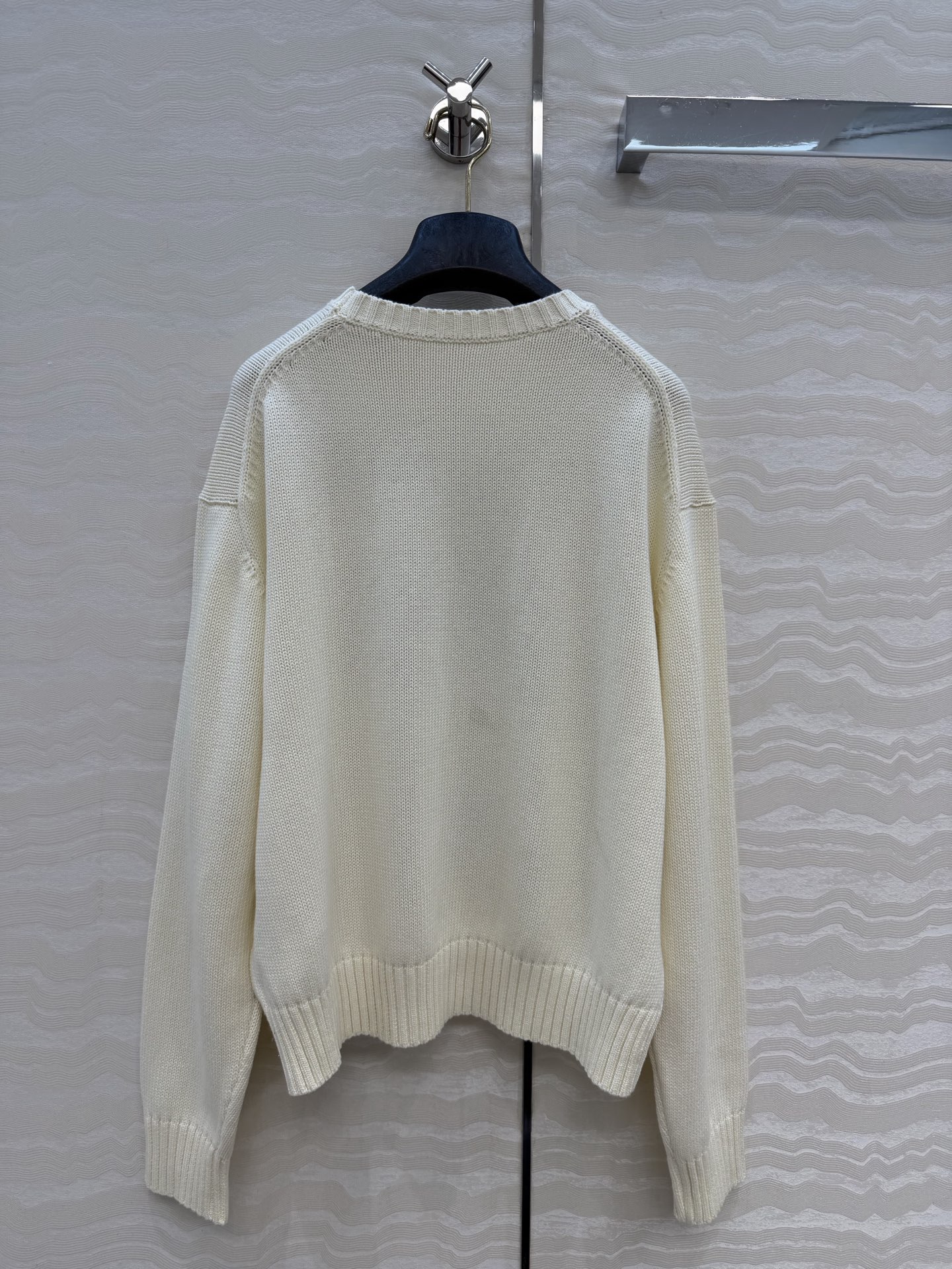 原单品质❤️浓郁美式风，穿西装的小熊手勾图案！经典H宽松短款版型。品质控必入。进口纯棉纱线质感无敌赞！嵌