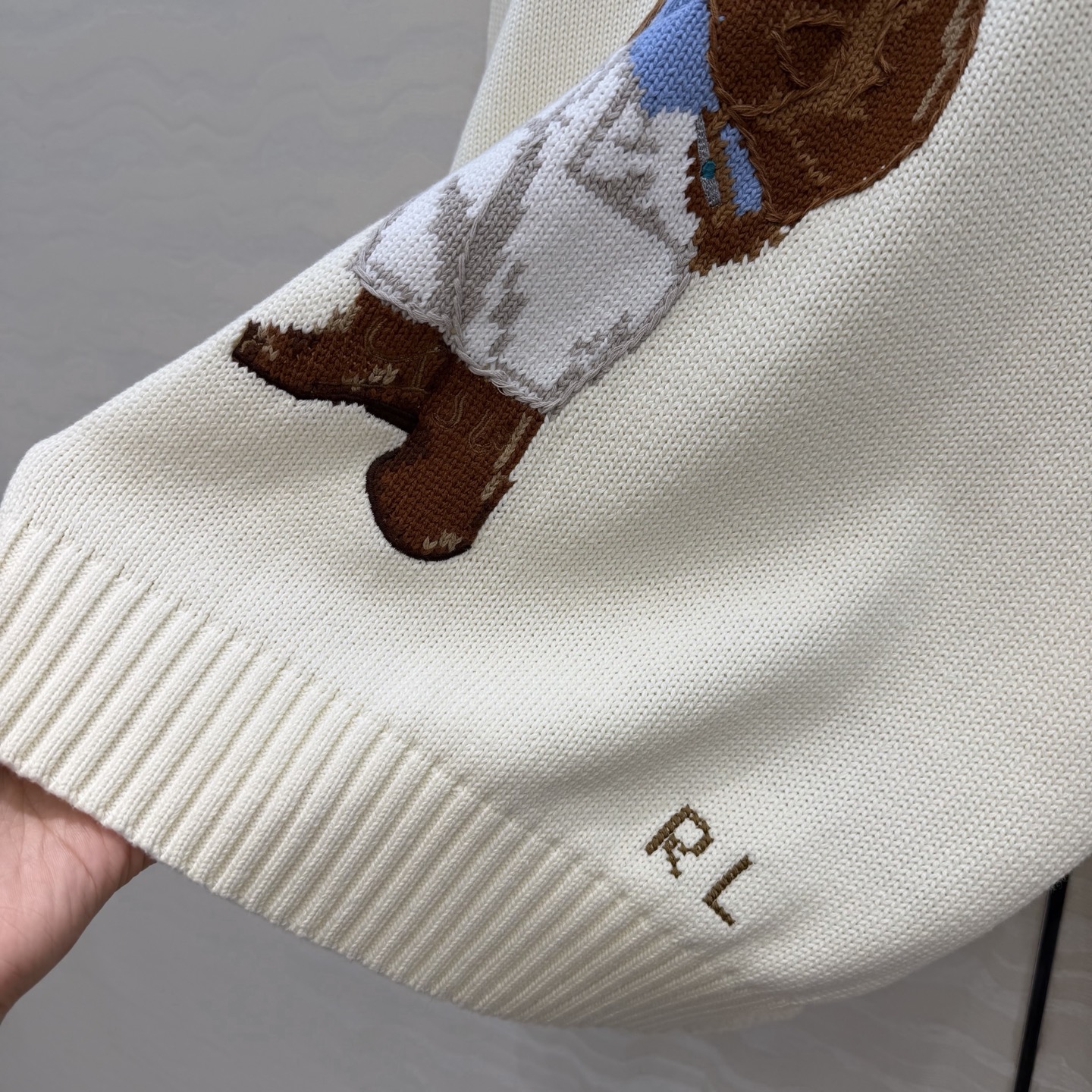 原单品质❤️浓郁美式风，穿西装的小熊手勾图案！经典H宽松短款版型。品质控必入。进口纯棉纱线质感无敌赞！嵌