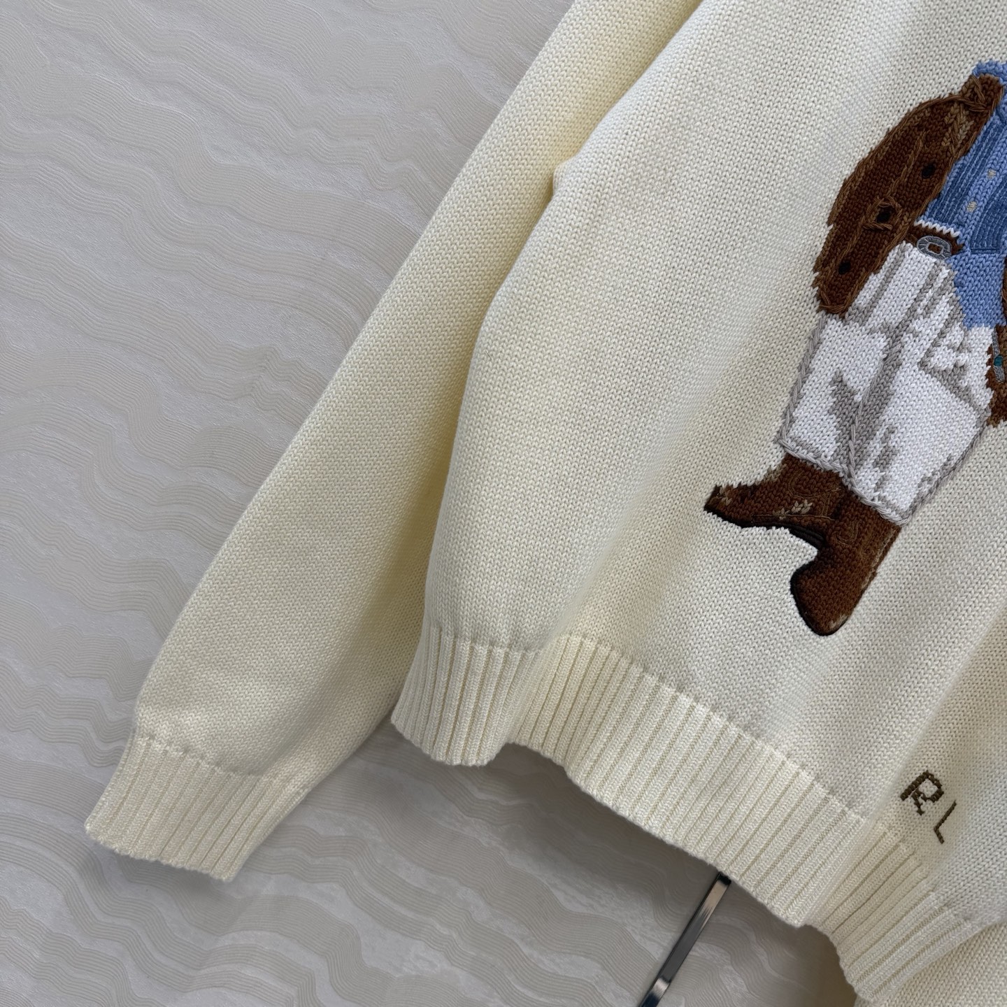 原单品质❤️浓郁美式风，穿西装的小熊手勾图案！经典H宽松短款版型。品质控必入。进口纯棉纱线质感无敌赞！嵌