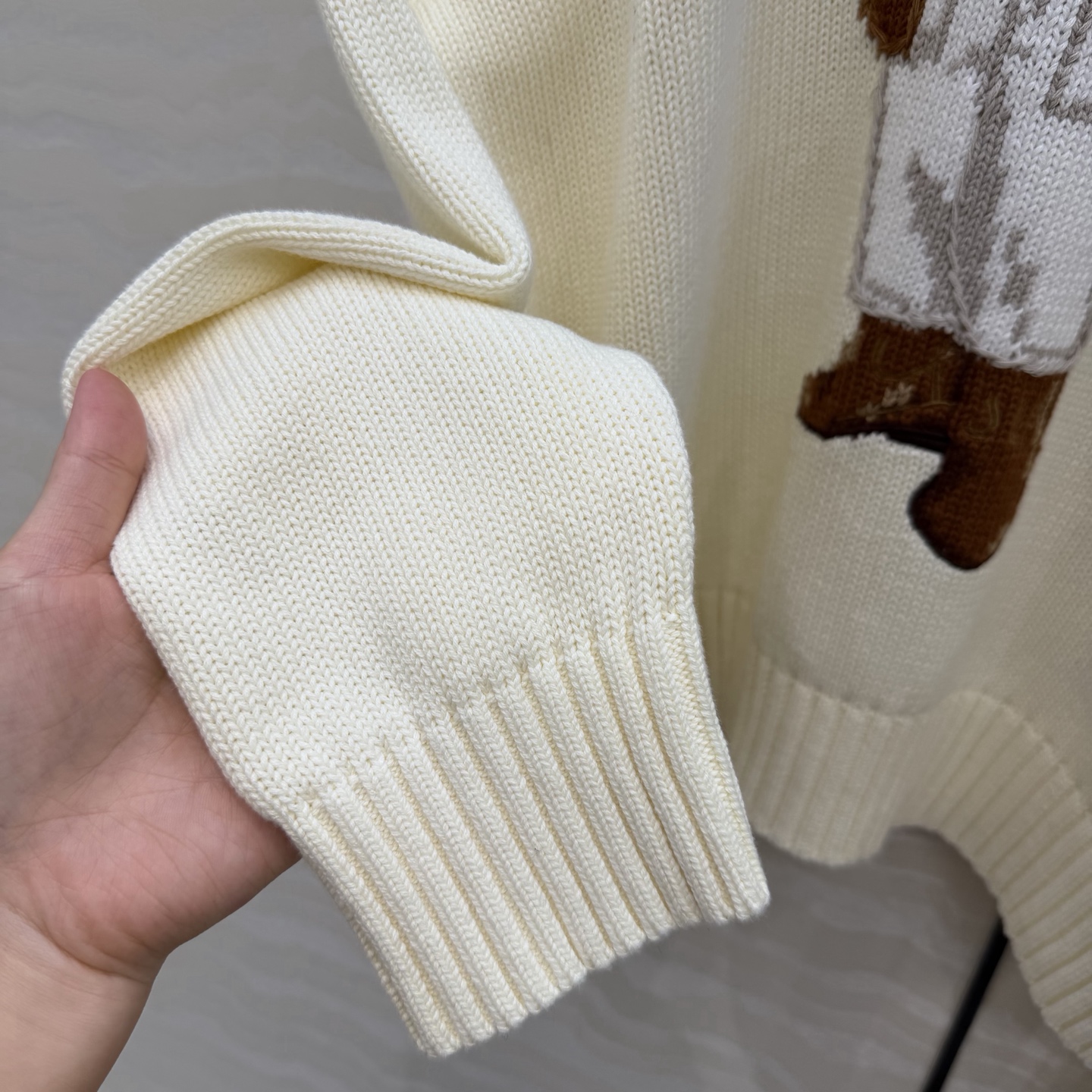 原单品质❤️浓郁美式风，穿西装的小熊手勾图案！经典H宽松短款版型。品质控必入。进口纯棉纱线质感无敌赞！嵌