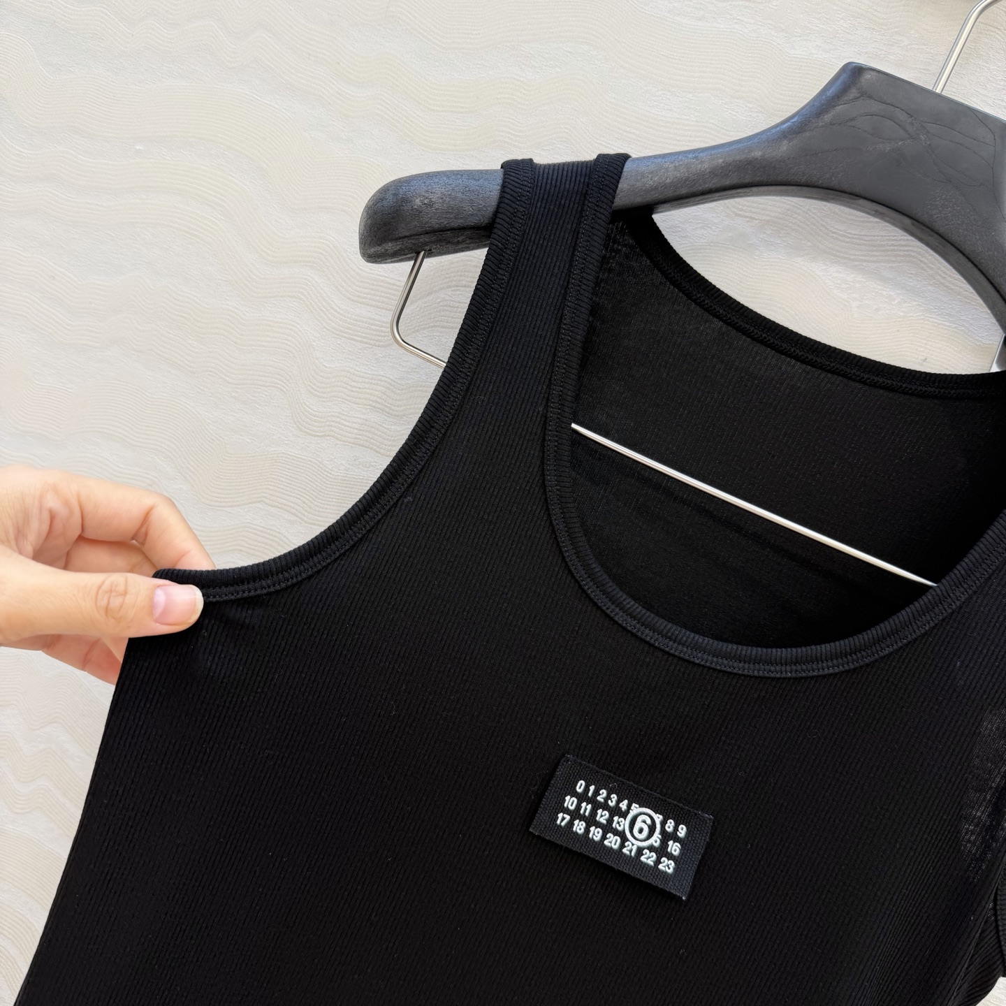 高端原单品质，马吉MM 纸片人穿搭！进口亚麻莱赛尔背心！超级显瘦神器！极简叠搭单品！徽标logo低调奢华