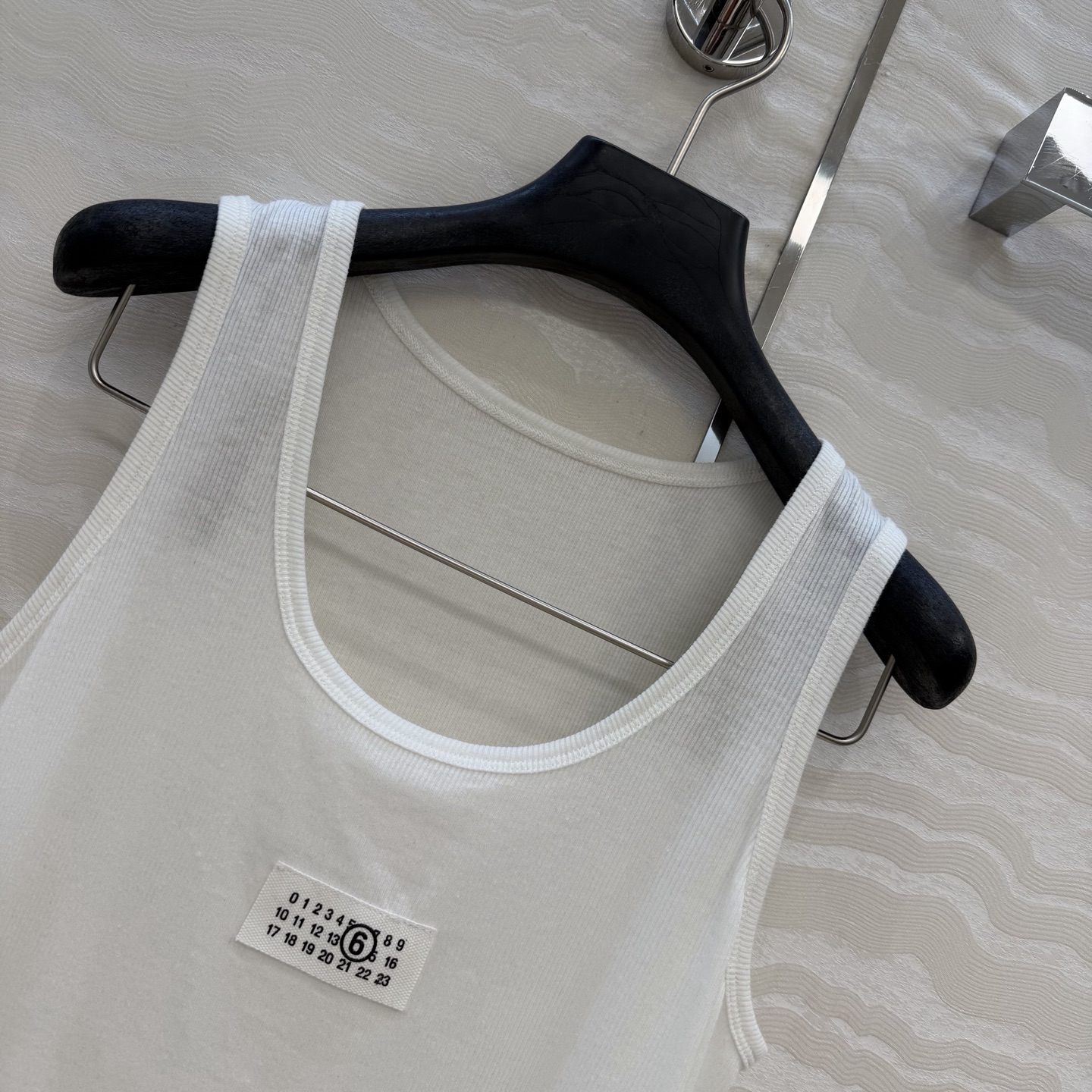 高端原单品质，马吉MM 纸片人穿搭！进口亚麻莱赛尔背心！超级显瘦神器！极简叠搭单品！徽标logo低调奢华