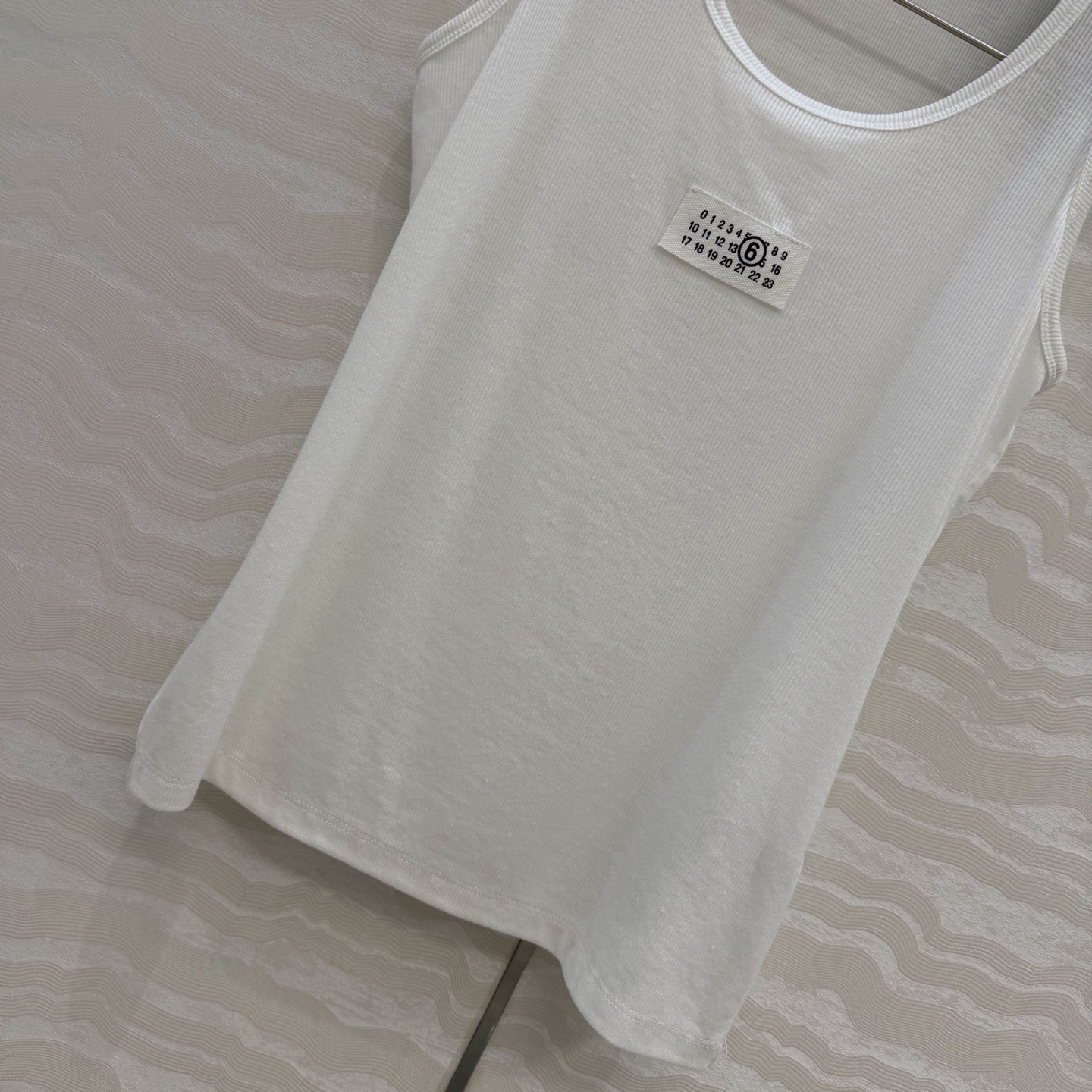 高端原单品质，马吉MM 纸片人穿搭！进口亚麻莱赛尔背心！超级显瘦神器！极简叠搭单品！徽标logo低调奢华