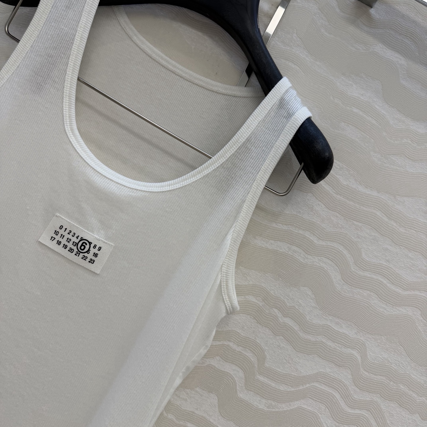 高端原单品质，马吉MM 纸片人穿搭！进口亚麻莱赛尔背心！超级显瘦神器！极简叠搭单品！徽标logo低调奢华