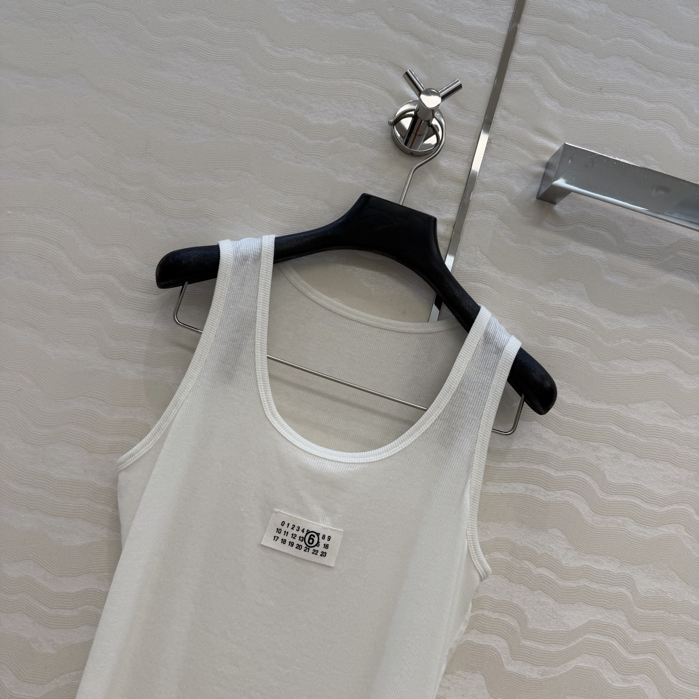 高端原单品质，马吉MM 纸片人穿搭！进口亚麻莱赛尔背心！超级显瘦神器！极简叠搭单品！徽标logo低调奢华