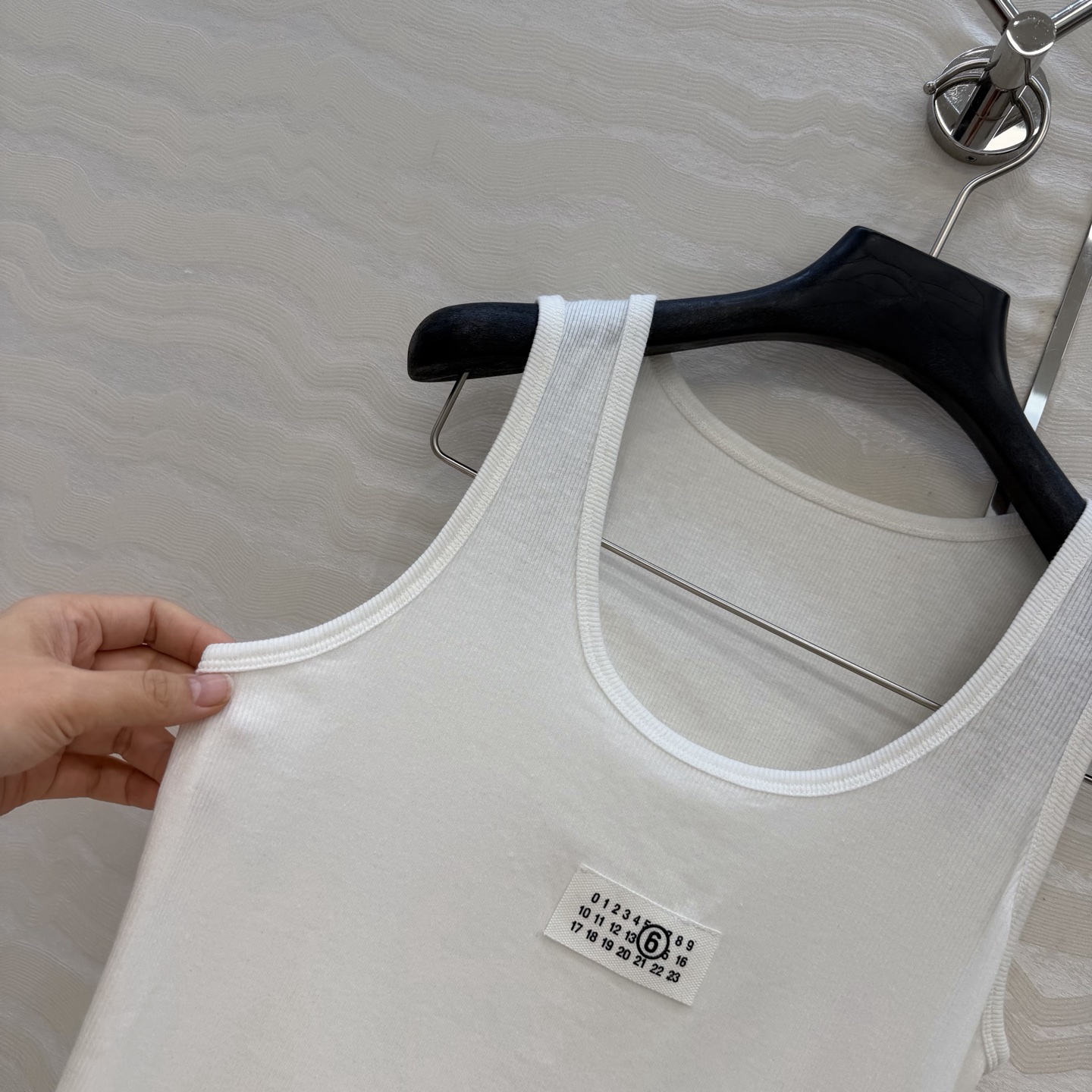 高端原单品质，马吉MM 纸片人穿搭！进口亚麻莱赛尔背心！超级显瘦神器！极简叠搭单品！徽标logo低调奢华