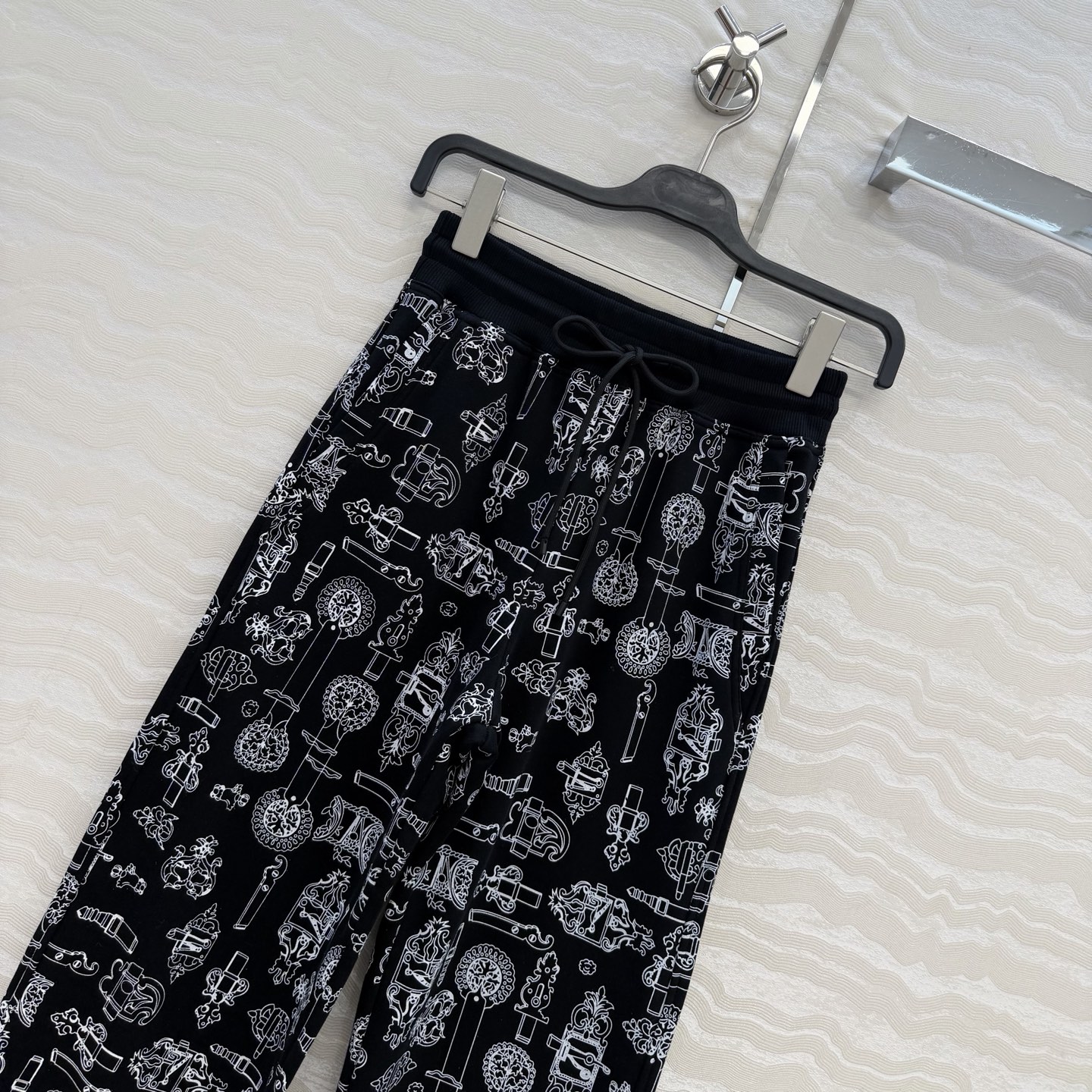 独家首发，高端原单品质❤️H26s早春新品。Coachinng Remix系列印花泽西棉直筒休闲裤。减龄