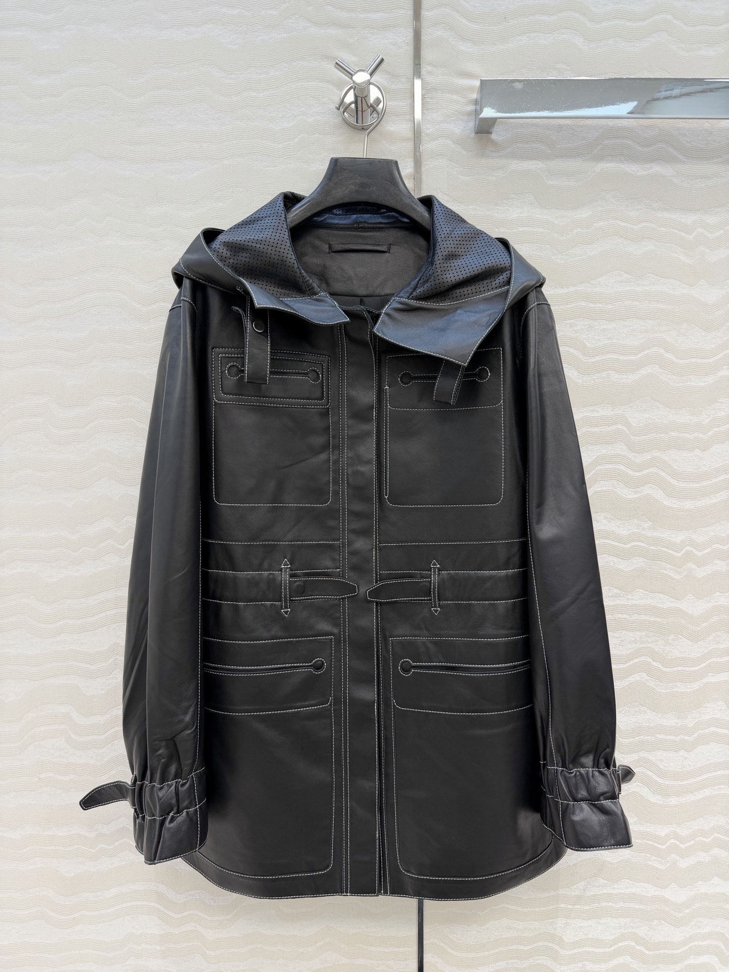 NO:744410,The exclusive first release of high-end original quality H high-intelligence wear, the 100th anniversary limited edition equestrian-style leather jacket and jacket!  A must-have item this season that you can’t miss!  Customized imported lambskin texture is invincible!  Topstitch craftsmanship, low-key aristocratic temperament, versatile, fashionable and high-end!  The classic version is super correct!  Pure handmade craftsmanship with perfect quality and details!  Two colors, size 36.38.40.36, shoulder width 43, bust 100, length 71.4, Hermès-clothing,hermes,jackets & coats,jackets & coats,sheepskin,19860909独家首发高端原单品质H高智感穿搭,100周年纪念限定马术风真皮夹克冲锋衣外套！本季必入不可错过的单品！定制 进口小羊皮质感无敌！明线工艺低调贵族气质百搭时髦又高级！经典版型超正！纯手工工艺做工品质细节完美到位！两色36.38.40.36码肩宽43,胸围100,衣长71.四,爱马仕-服装,hermes,jackets & coats,jackets & coats,sheepskin,,Women's clothing