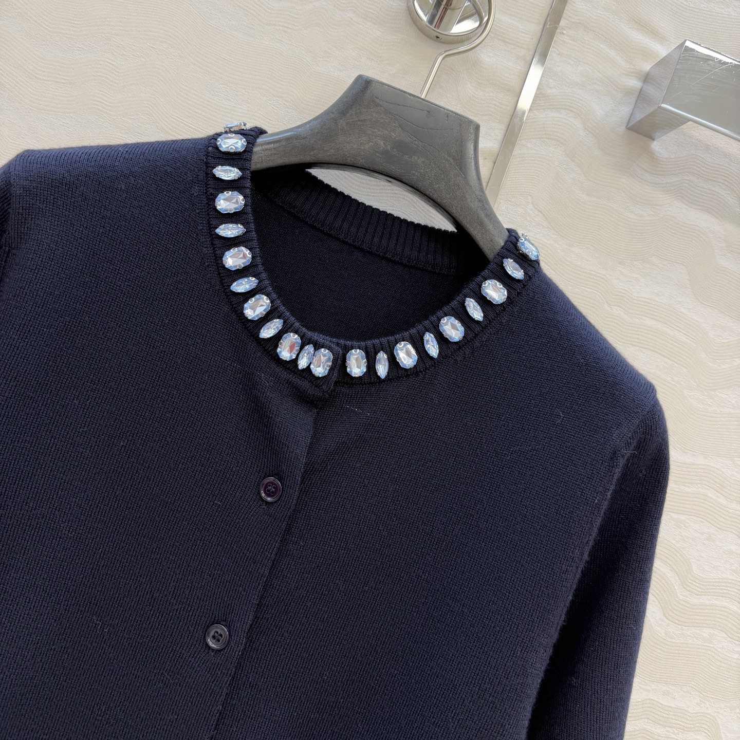 高端原单品质❤️品质控必入，PR高智感穿搭！长期主义新品基调羊毛短袖小开衫，定位手工定钻水晶领圈设计。非