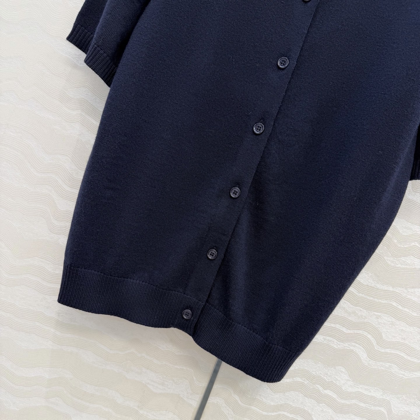 高端原单品质❤️品质控必入，PR高智感穿搭！长期主义新品基调羊毛短袖小开衫，定位手工定钻水晶领圈设计。非