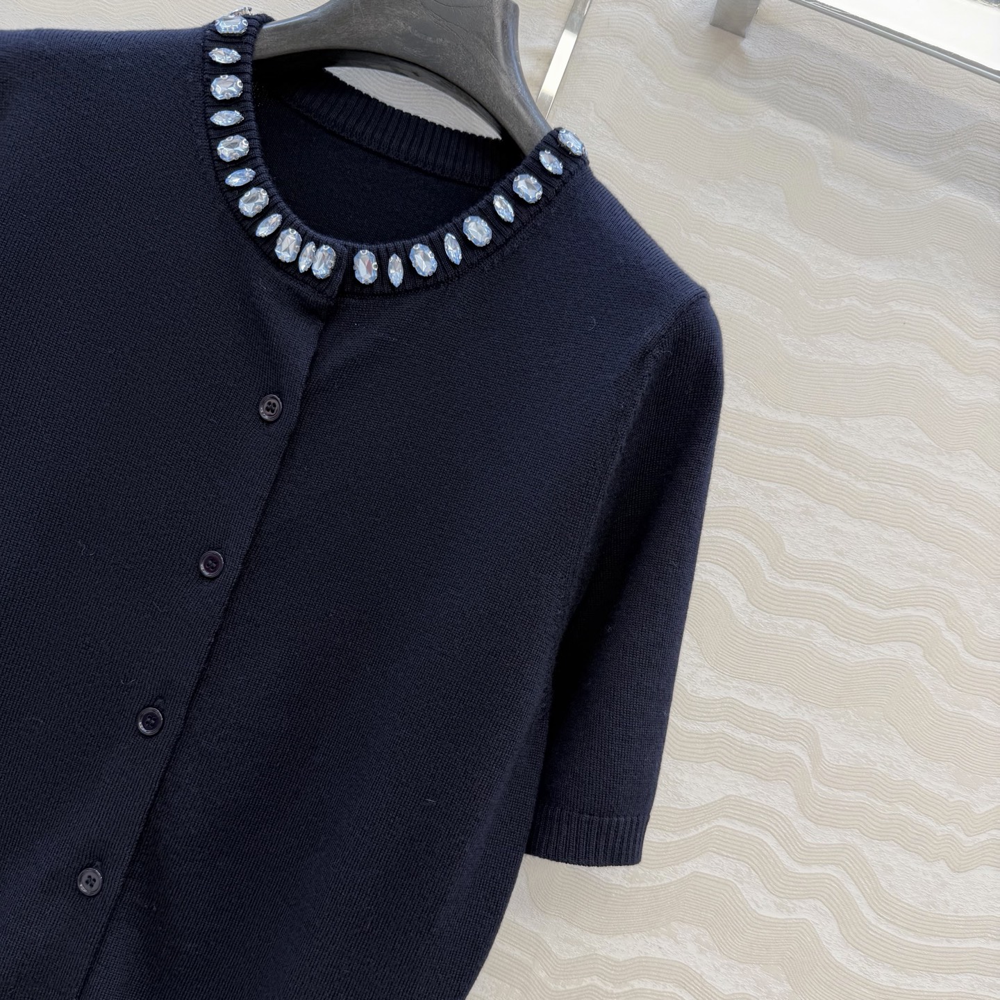 高端原单品质❤️品质控必入，PR高智感穿搭！长期主义新品基调羊毛短袖小开衫，定位手工定钻水晶领圈设计。非