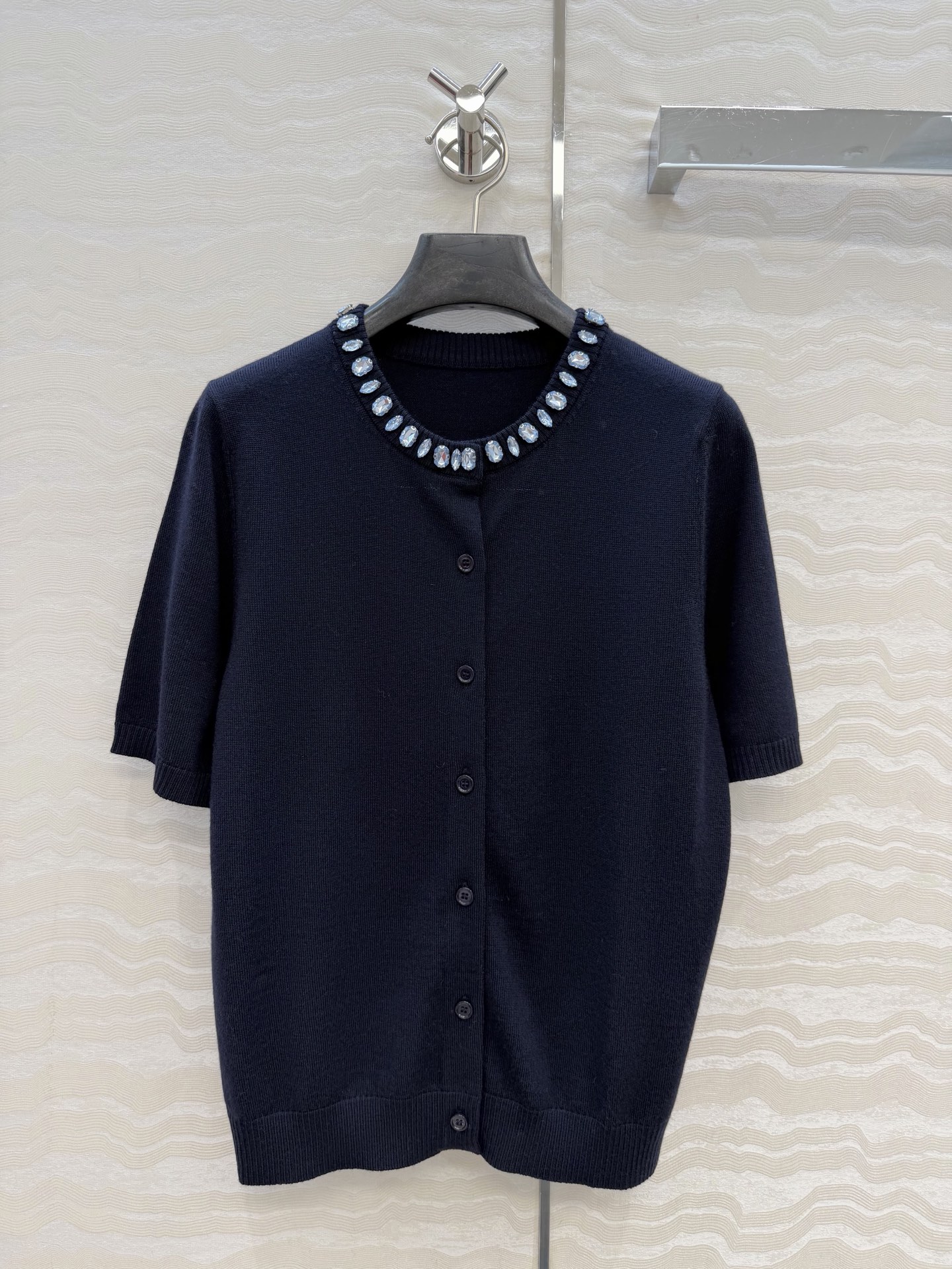 高端原单品质❤️品质控必入，PR高智感穿搭！长期主义新品基调羊毛短袖小开衫，定位手工定钻水晶领圈设计。非