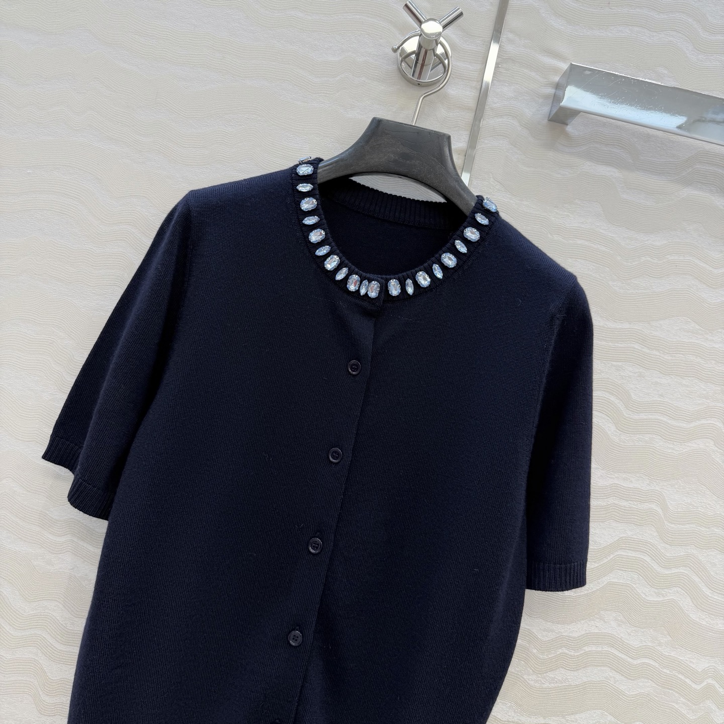 高端原单品质❤️品质控必入，PR高智感穿搭！长期主义新品基调羊毛短袖小开衫，定位手工定钻水晶领圈设计。非