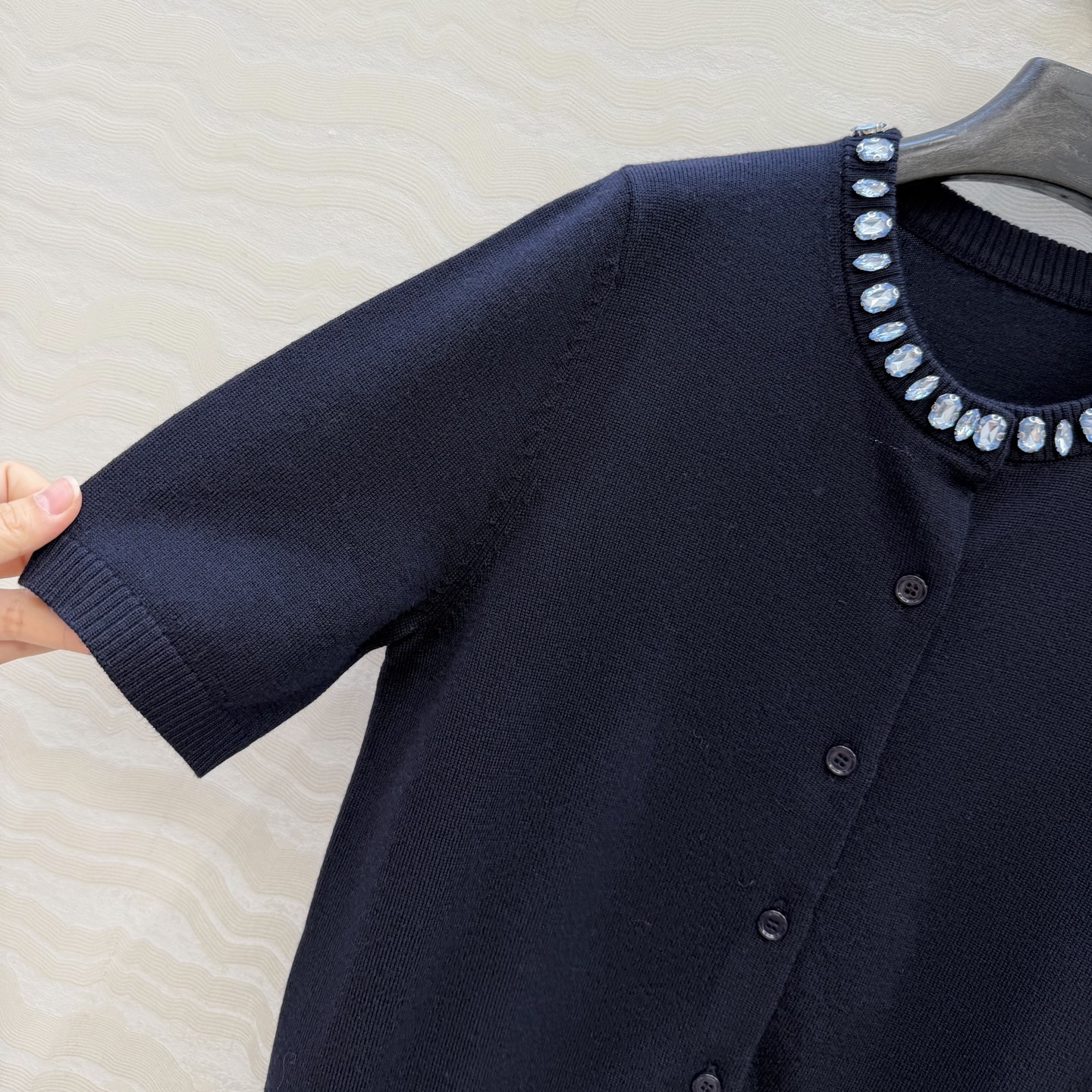 高端原单品质❤️品质控必入，PR高智感穿搭！长期主义新品基调羊毛短袖小开衫，定位手工定钻水晶领圈设计。非