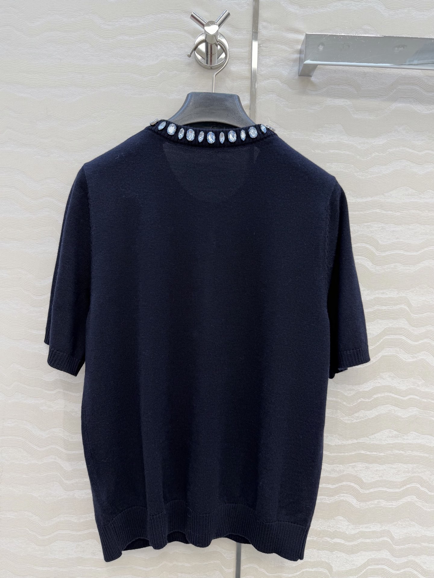 高端原单品质❤️品质控必入，PR高智感穿搭！长期主义新品基调羊毛短袖小开衫，定位手工定钻水晶领圈设计。非