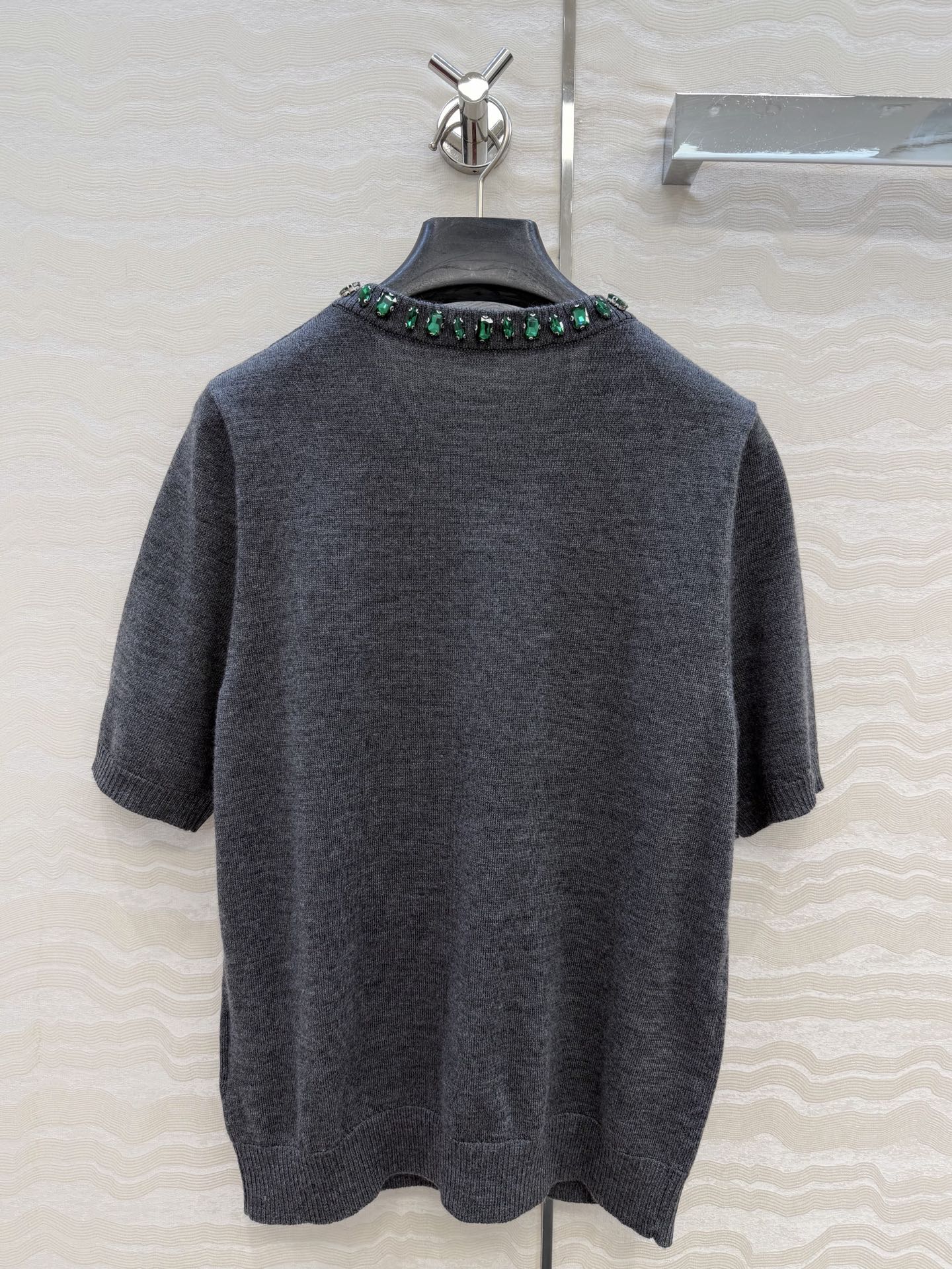 高端原单品质❤️品质控必入，PR高智感穿搭！长期主义新品基调羊毛短袖小开衫，定位手工定钻水晶领圈设计。非