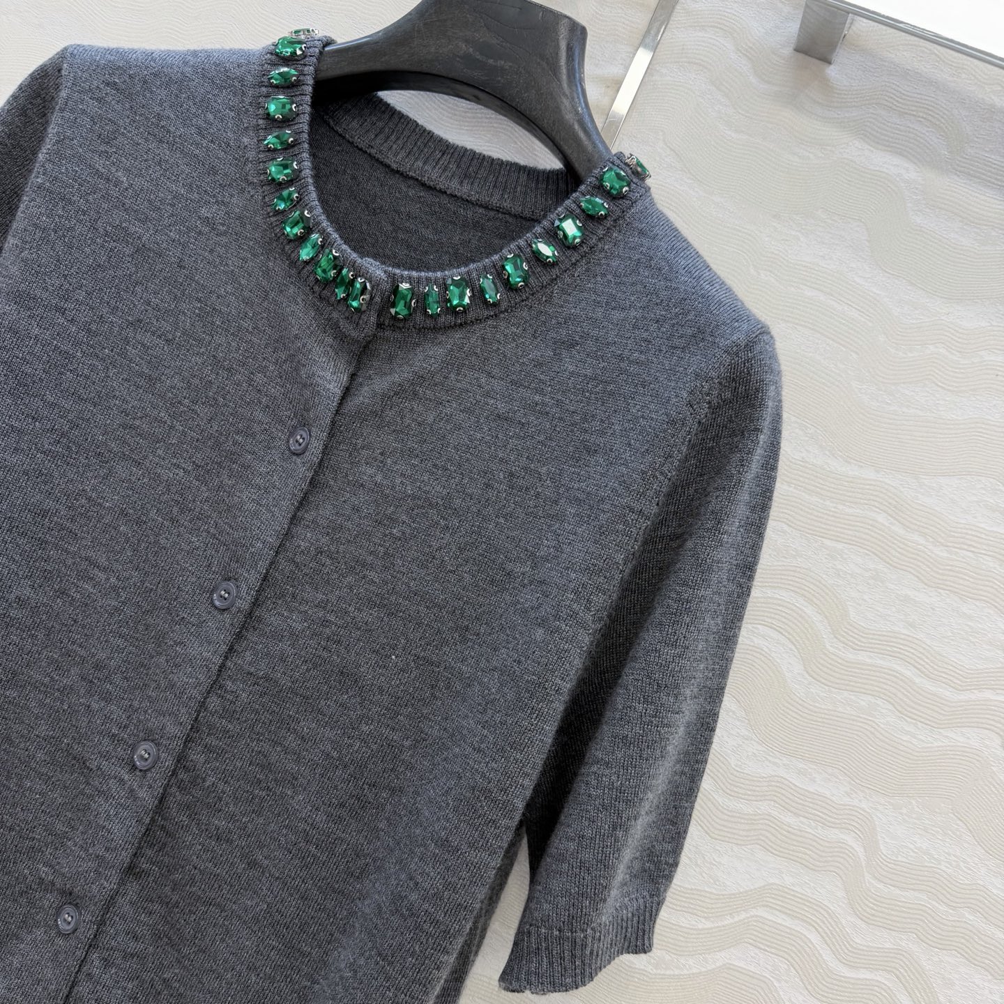 高端原单品质❤️品质控必入，PR高智感穿搭！长期主义新品基调羊毛短袖小开衫，定位手工定钻水晶领圈设计。非