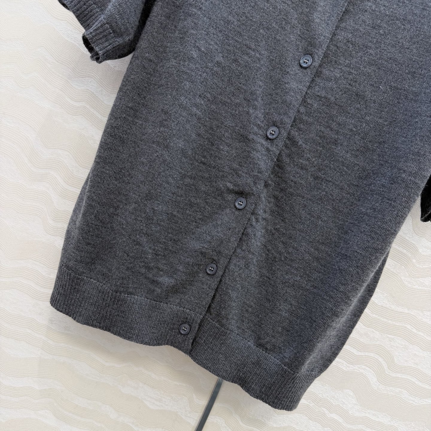 高端原单品质❤️品质控必入，PR高智感穿搭！长期主义新品基调羊毛短袖小开衫，定位手工定钻水晶领圈设计。非