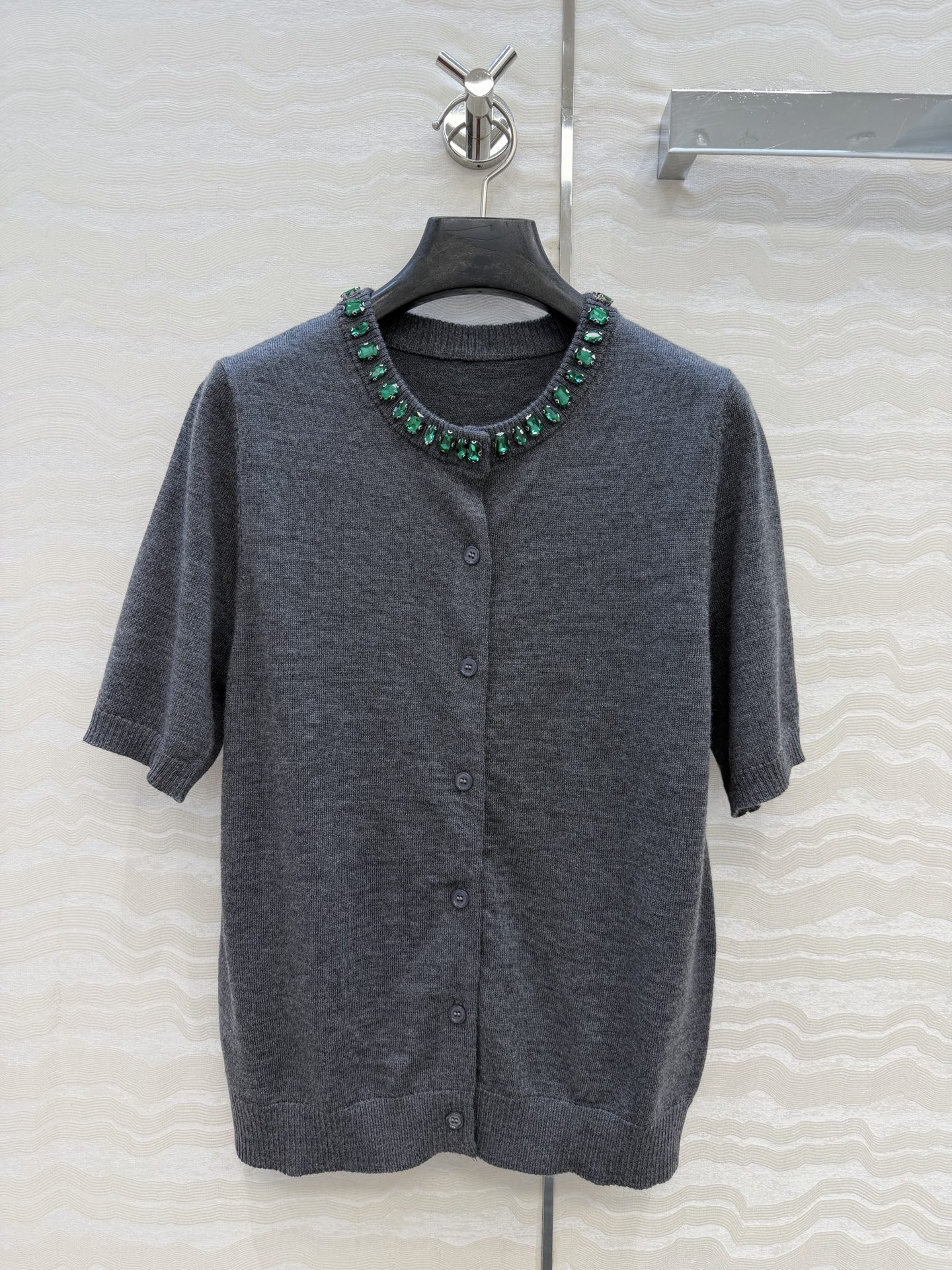 高端原单品质❤️品质控必入，PR高智感穿搭！长期主义新品基调羊毛短袖小开衫，定位手工定钻水晶领圈设计。非