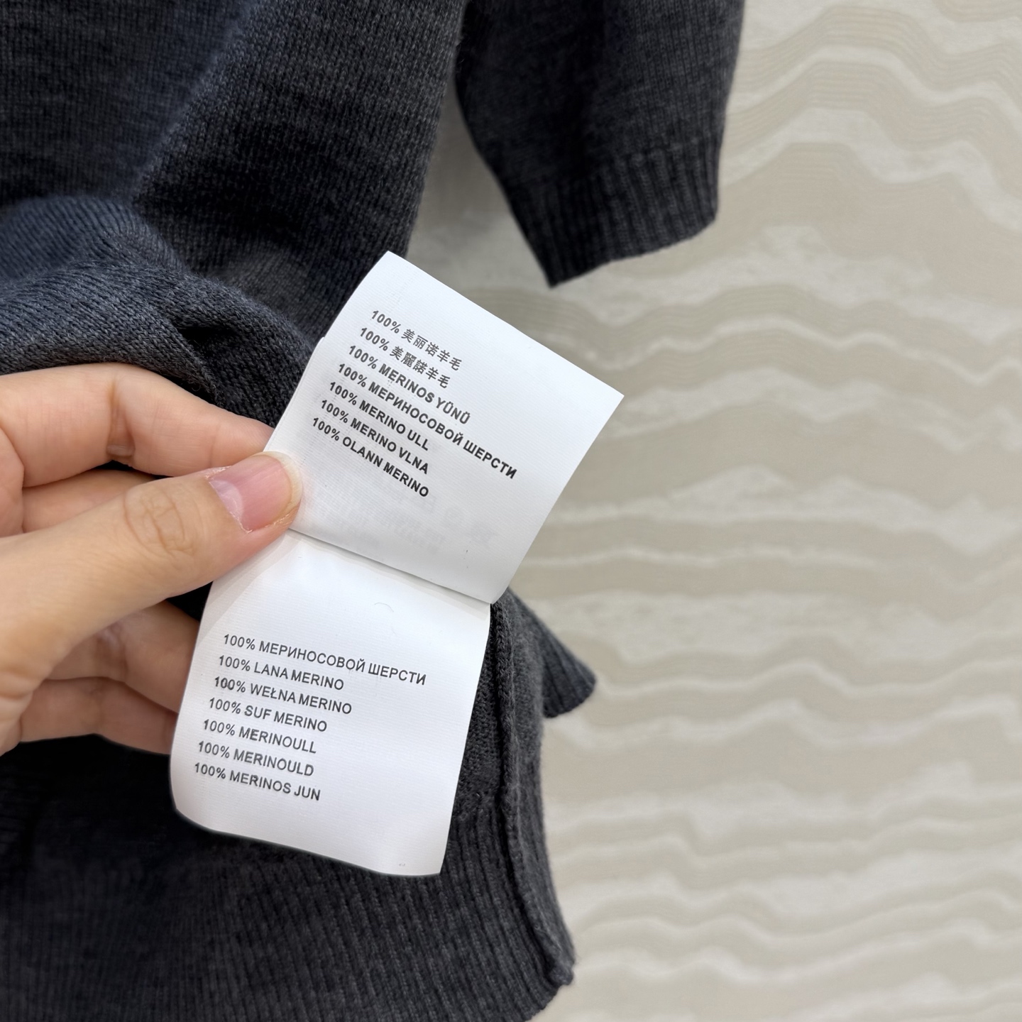 高端原单品质❤️品质控必入，PR高智感穿搭！长期主义新品基调羊毛短袖小开衫，定位手工定钻水晶领圈设计。非