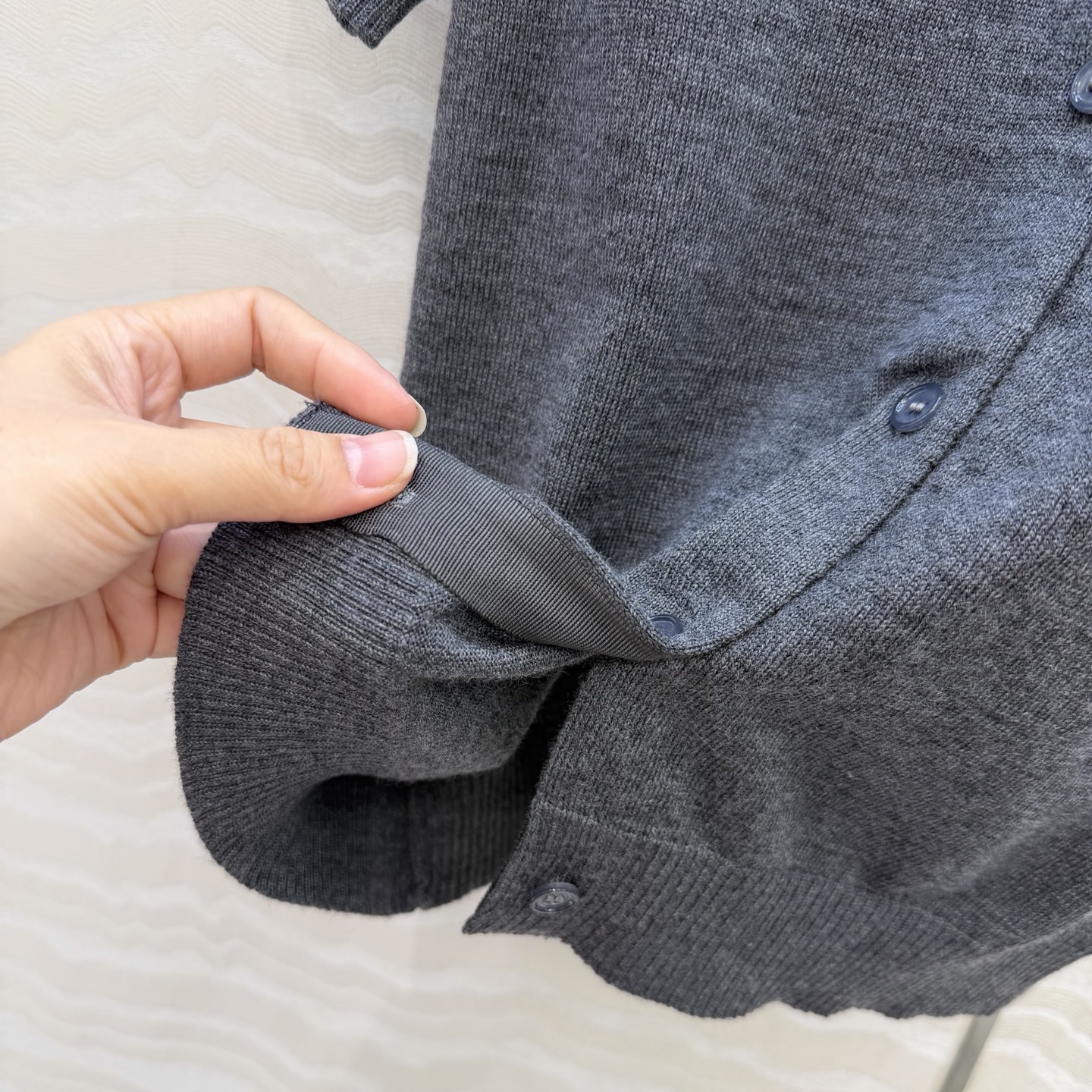 高端原单品质❤️品质控必入，PR高智感穿搭！长期主义新品基调羊毛短袖小开衫，定位手工定钻水晶领圈设计。非