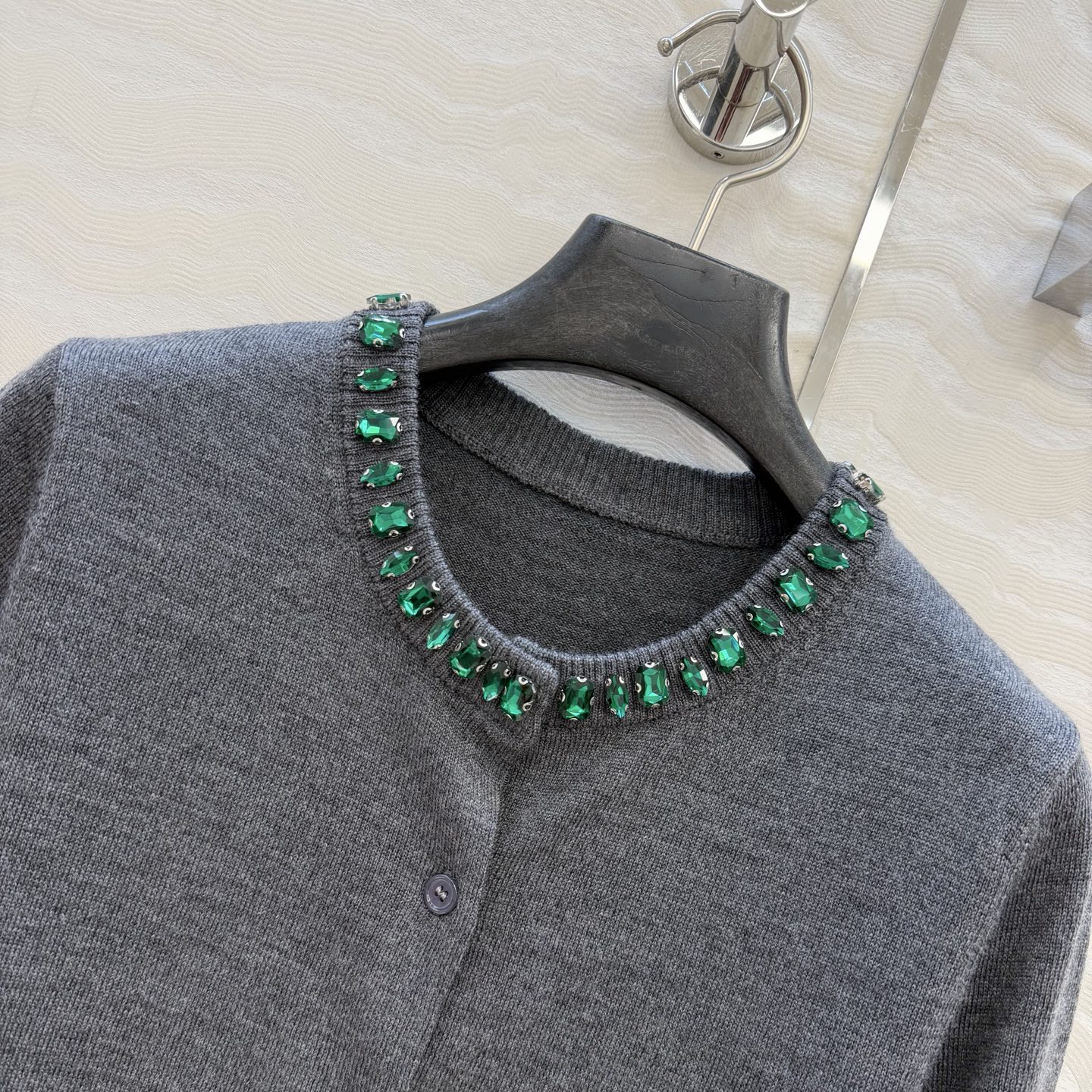 高端原单品质❤️品质控必入，PR高智感穿搭！长期主义新品基调羊毛短袖小开衫，定位手工定钻水晶领圈设计。非