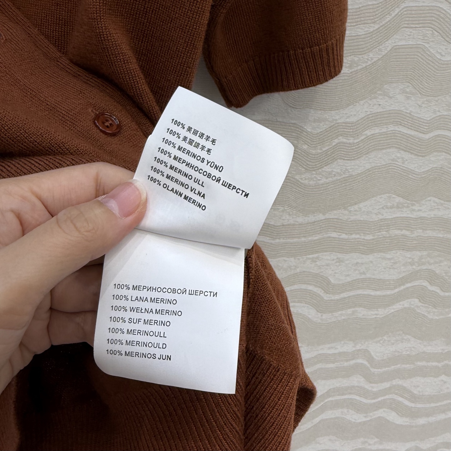 高端原单品质❤️品质控必入，PR高智感穿搭！长期主义新品基调羊毛短袖小开衫，定位手工定钻水晶领圈设计。非