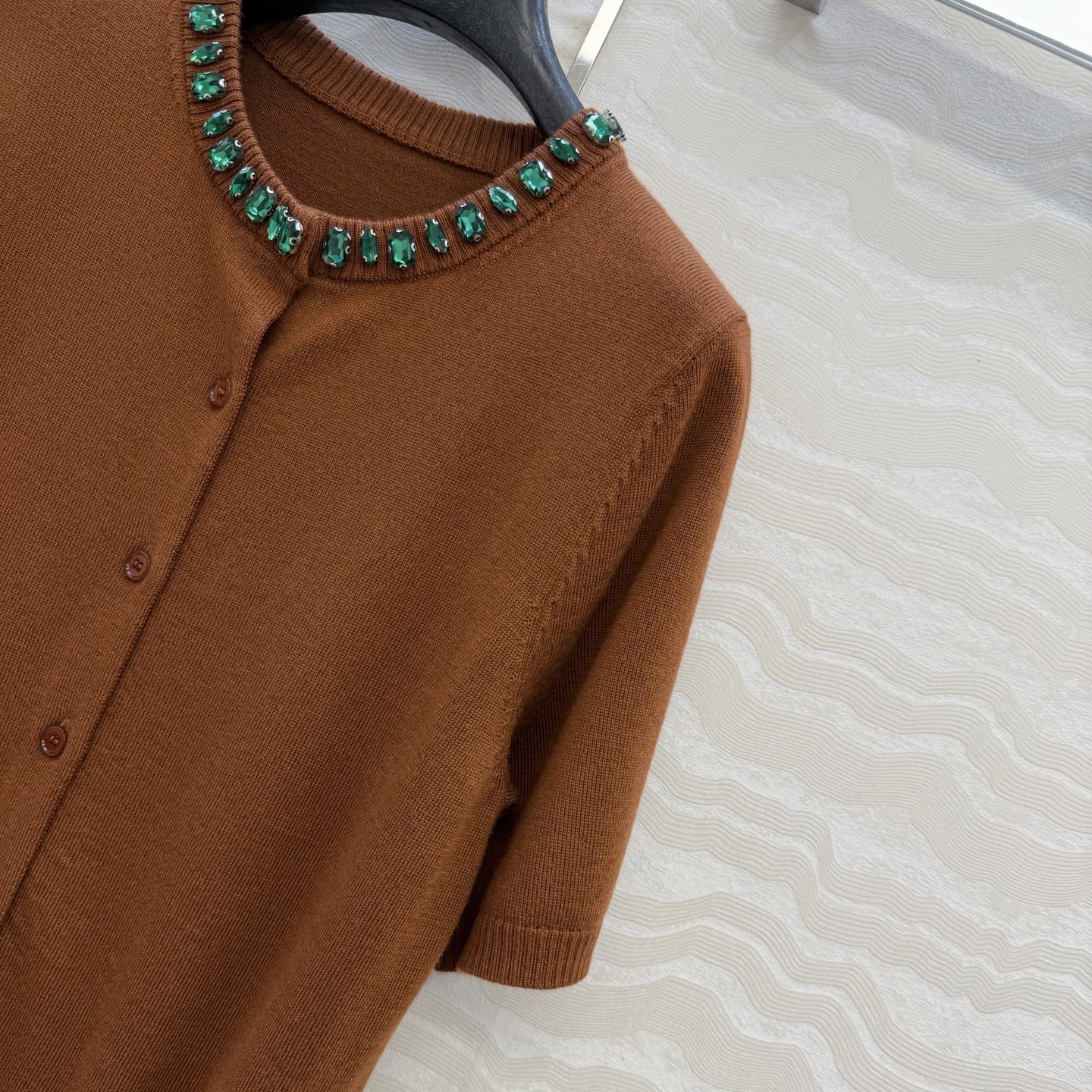 高端原单品质❤️品质控必入，PR高智感穿搭！长期主义新品基调羊毛短袖小开衫，定位手工定钻水晶领圈设计。非