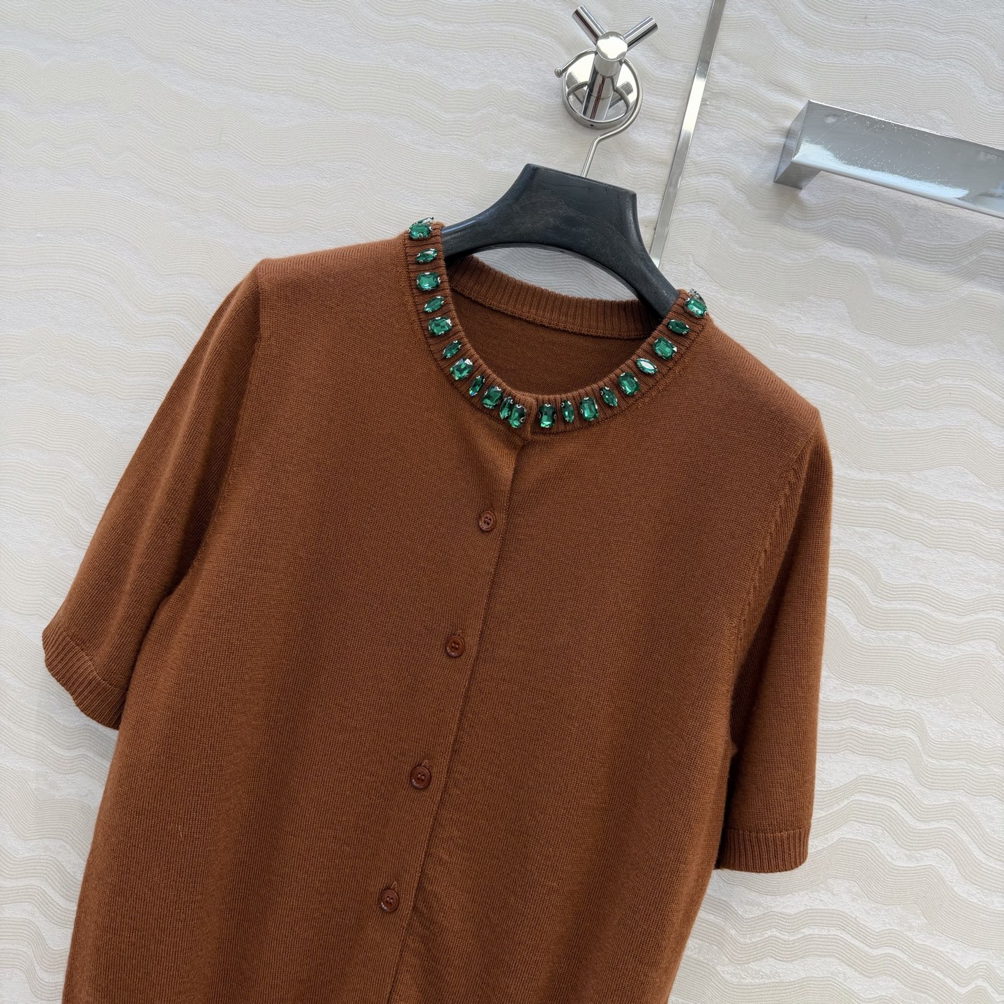 高端原单品质❤️品质控必入，PR高智感穿搭！长期主义新品基调羊毛短袖小开衫，定位手工定钻水晶领圈设计。非