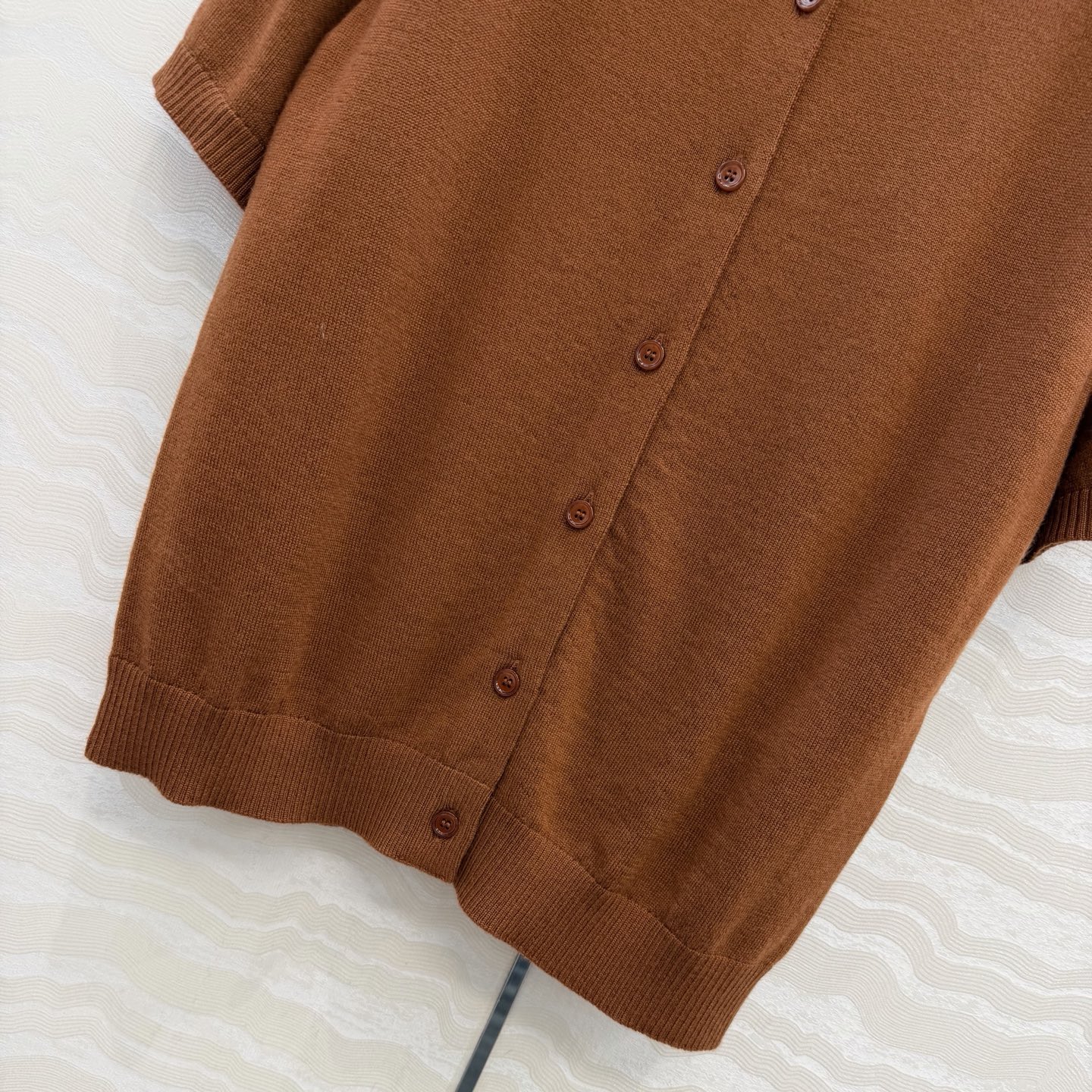 高端原单品质❤️品质控必入，PR高智感穿搭！长期主义新品基调羊毛短袖小开衫，定位手工定钻水晶领圈设计。非