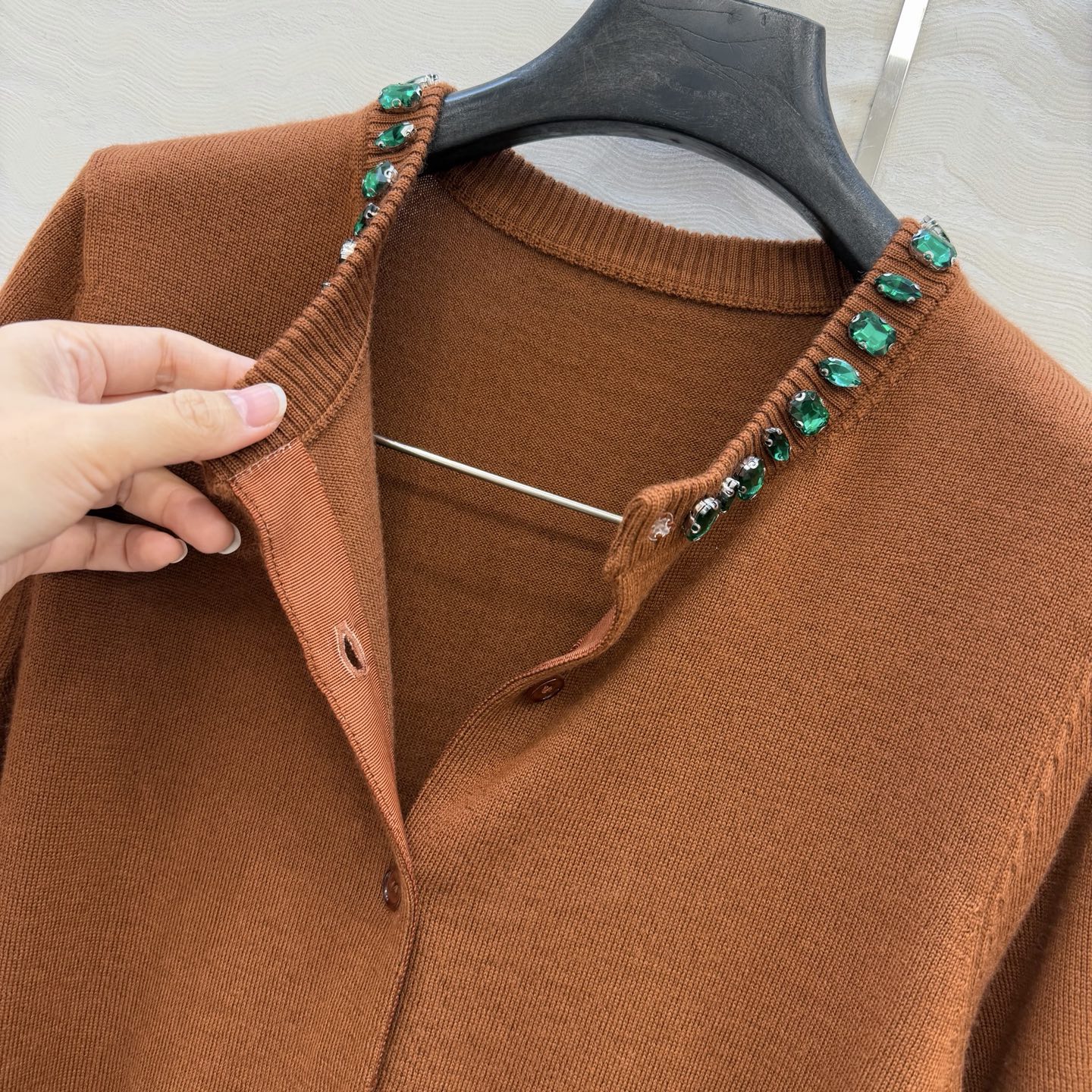 高端原单品质❤️品质控必入，PR高智感穿搭！长期主义新品基调羊毛短袖小开衫，定位手工定钻水晶领圈设计。非