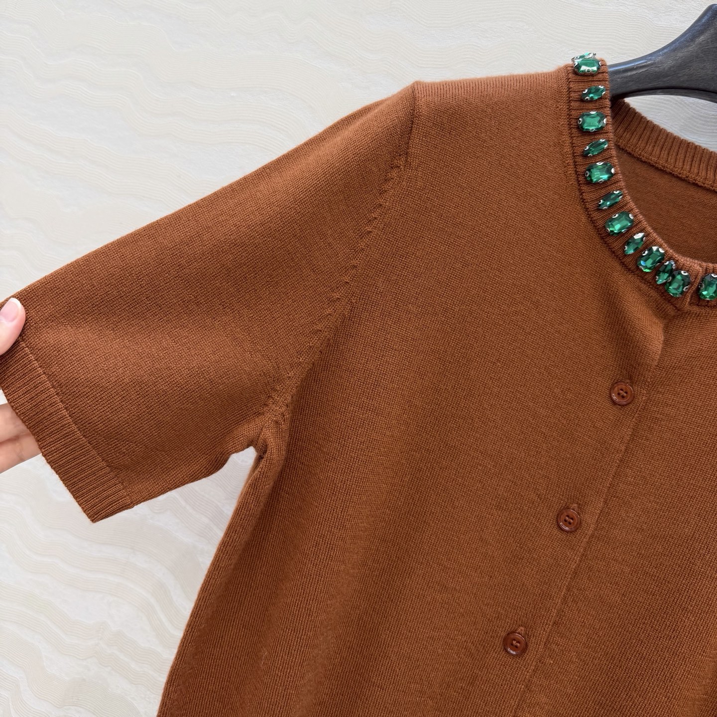 高端原单品质❤️品质控必入，PR高智感穿搭！长期主义新品基调羊毛短袖小开衫，定位手工定钻水晶领圈设计。非