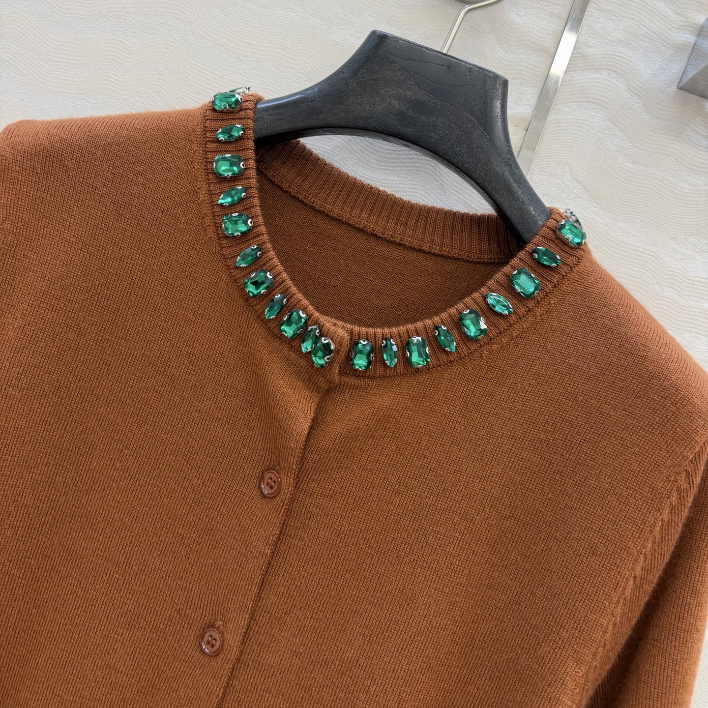 高端原单品质❤️品质控必入，PR高智感穿搭！长期主义新品基调羊毛短袖小开衫，定位手工定钻水晶领圈设计。非