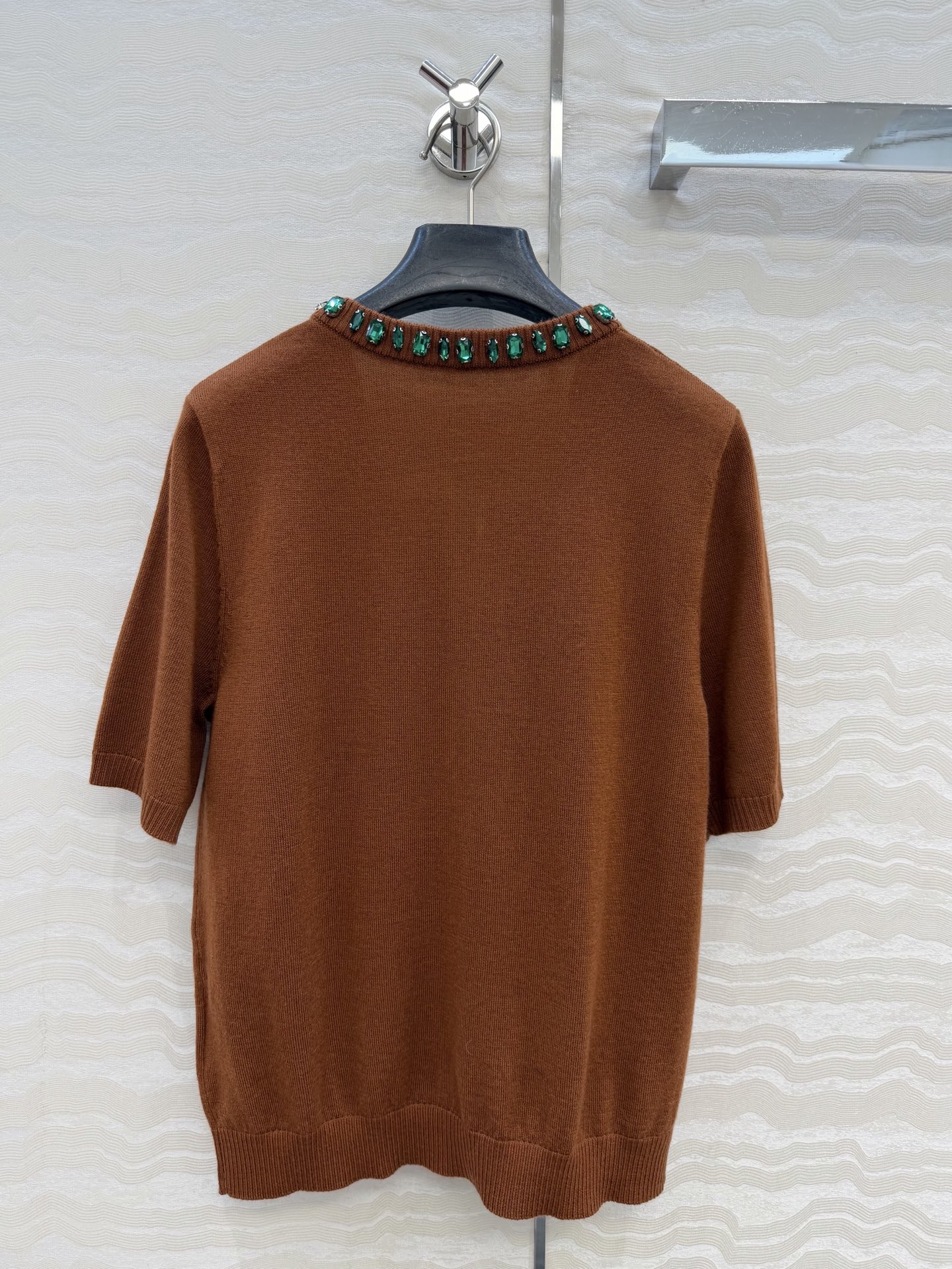 高端原单品质❤️品质控必入，PR高智感穿搭！长期主义新品基调羊毛短袖小开衫，定位手工定钻水晶领圈设计。非