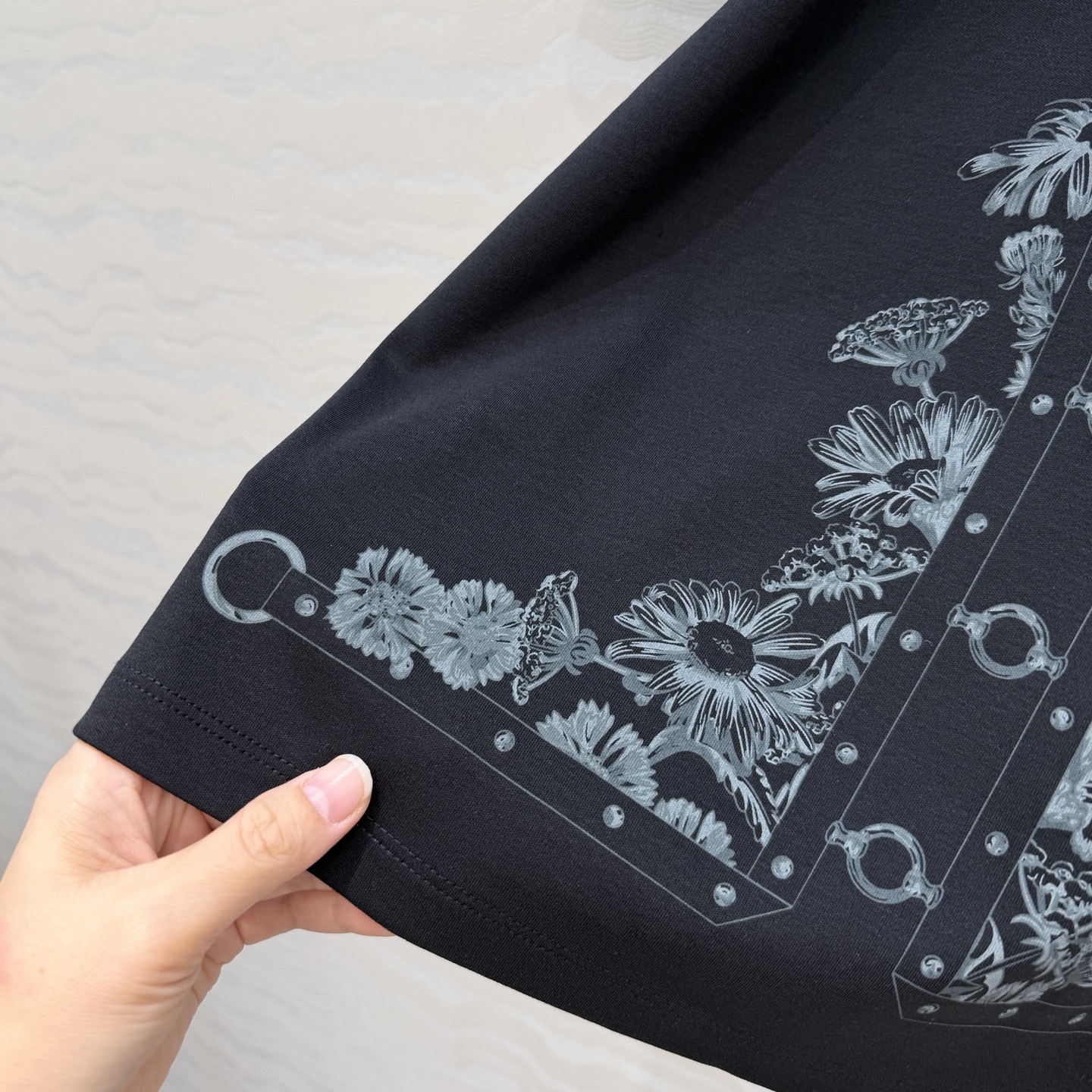 爆单推荐❤️原单品质H经典纯棉T！26早春新品链条⛓️定位印花，100%纯棉面料质感超赞。可甜可盐气质减