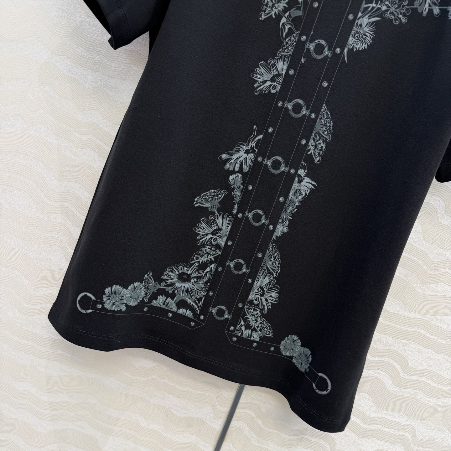爆单推荐❤️原单品质H经典纯棉T！26早春新品链条⛓️定位印花，100%纯棉面料质感超赞。可甜可盐气质减