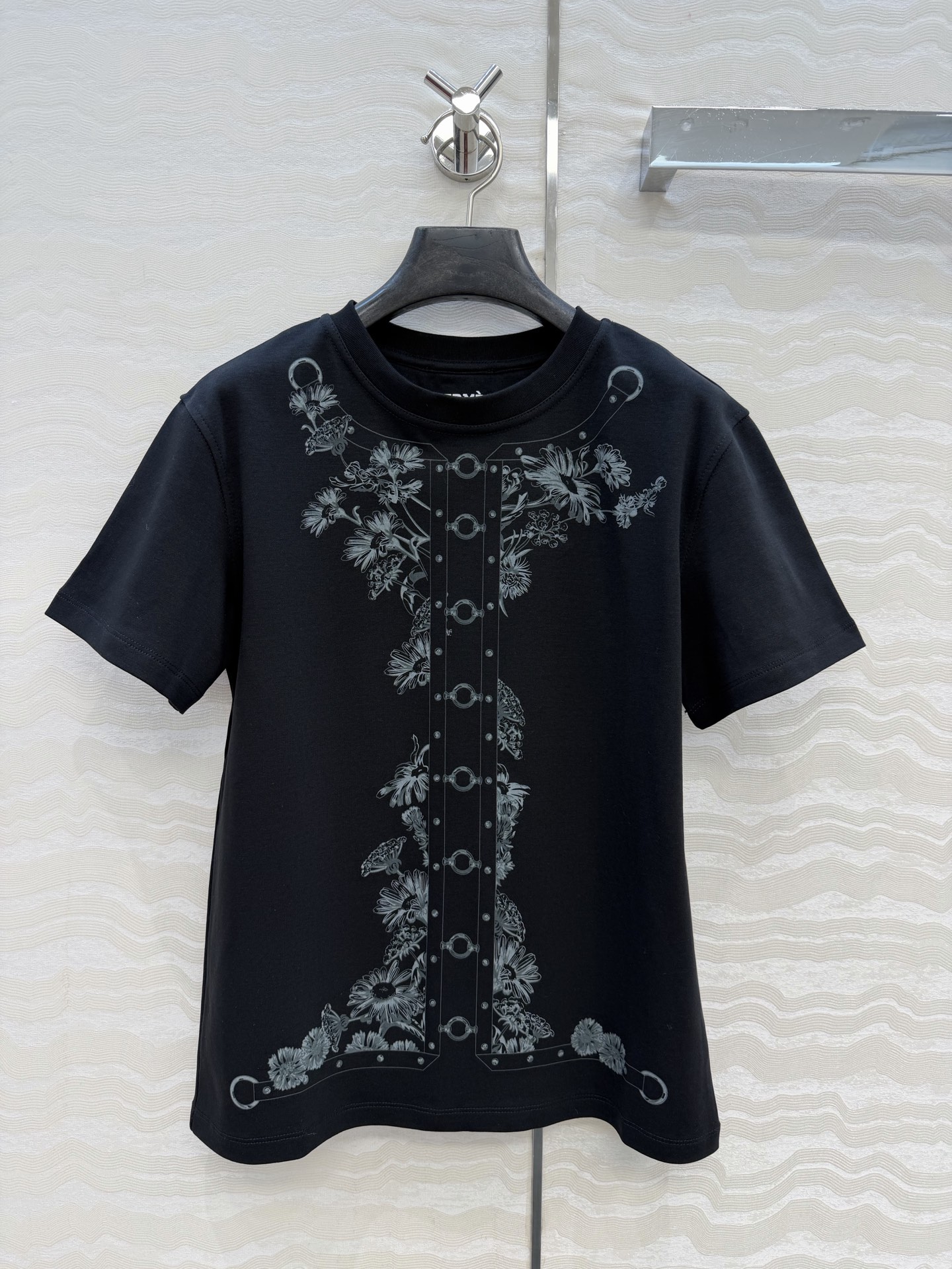 爆单推荐❤️原单品质H经典纯棉T！26早春新品链条⛓️定位印花，100%纯棉面料质感超赞。可甜可盐气质减