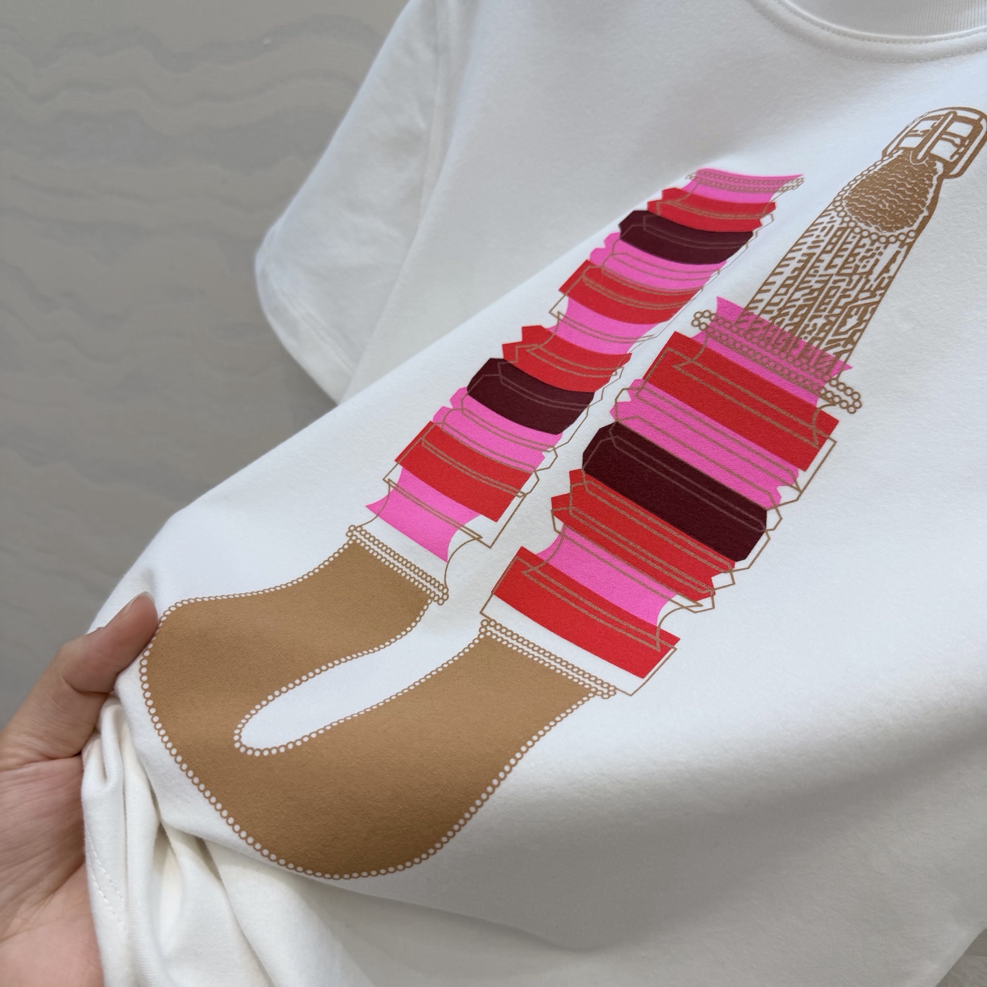 爆单推荐❤️原单品质H经典纯棉T！26早春新品链条⛓️定位印花，100%纯棉面料磨毛质感超赞。可甜可盐气