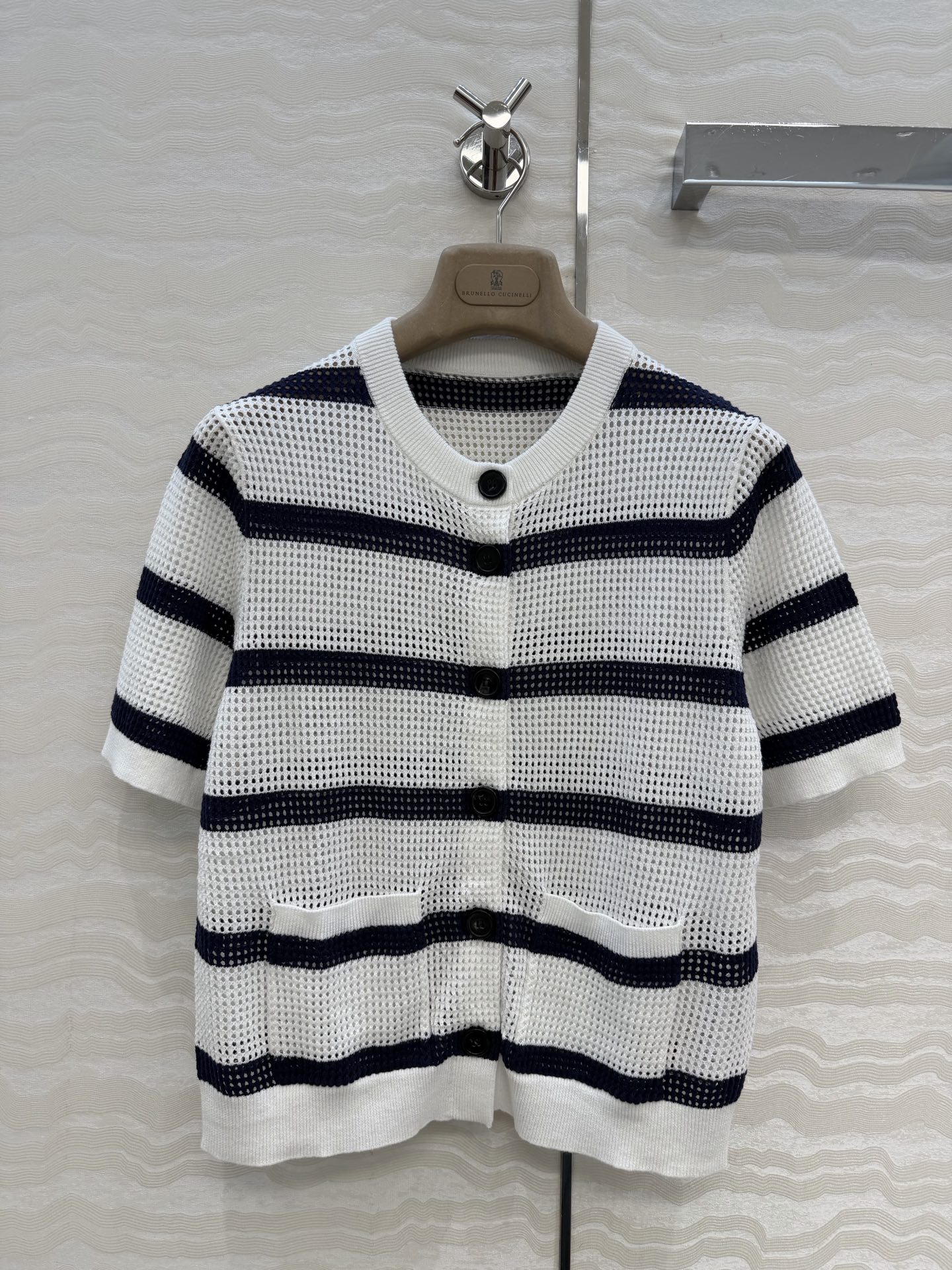 NO:779948,High-end original quality high-end BC old money style outfit, striped short-sleeved cardigan. Lazy and comfortable atmosphere!  Minimalist old money style outfit, Italian aesthetic color matching yarn heavy industry luxury mysterious and noble!  Swiss woven craftsmanship creates a low-key, luxurious feel!  The style is casual and elegant. Classic and not flattering, the upper body is super slim. Available in sizes S-L. Size S has shoulder width 35, bust 86, length 55., women's clothing, T-shirt,19860909高端原单品质行走的高定 Bc老钱风穿搭,缕空条纹短袖开衫.慵懒自在的氛围感！极简老钱风穿搭,意大利美学配色纱线重工奢华神秘又高贵！瑞士机织工艺打造低调奢华的高级感！版型气质随性优雅.经典不挑人上身超显瘦,一色S-L码.S码肩宽35,胸围86,衣长55.,女装,T-shirt,,Women's clothing