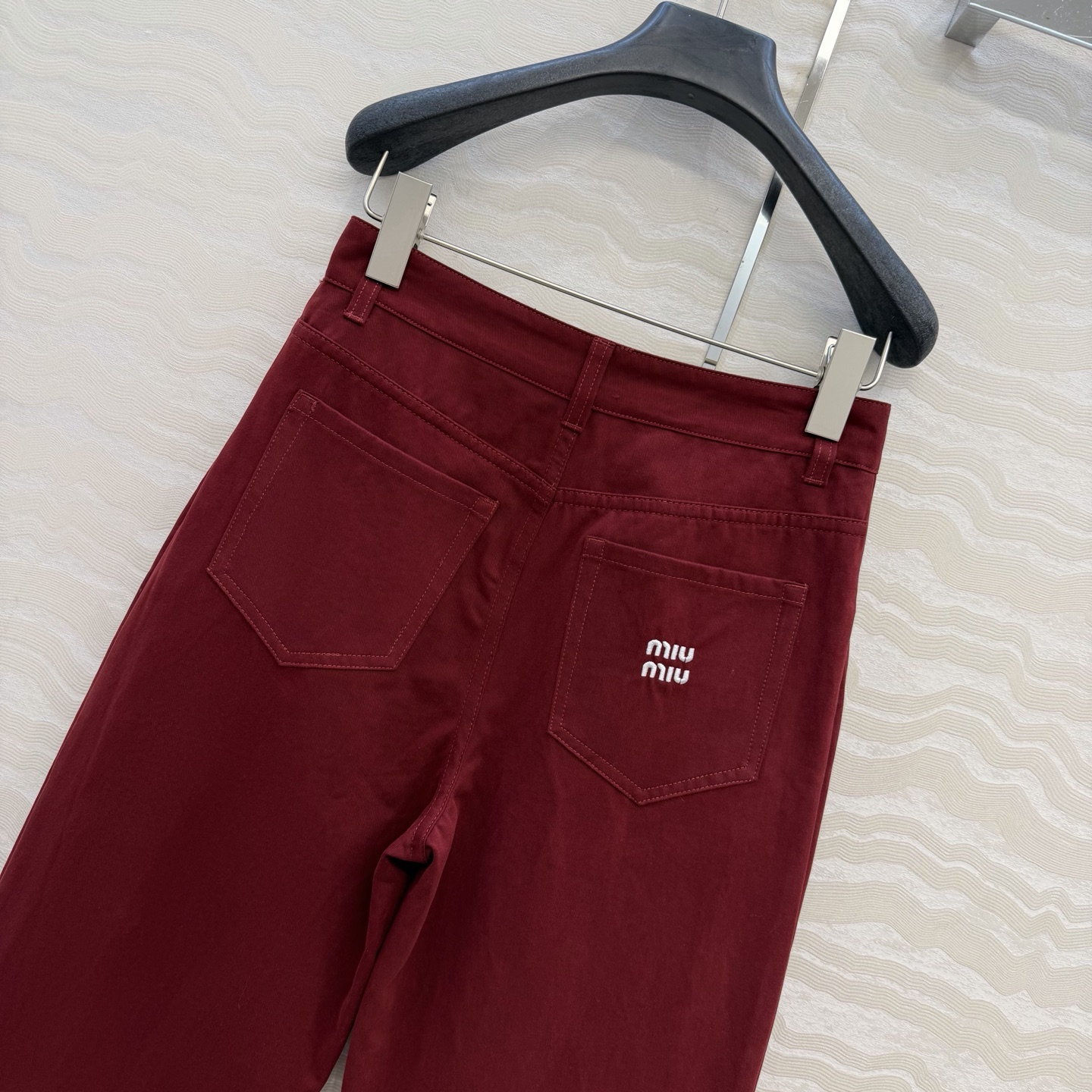 原单品质❤️miu系少女穿搭！26s早春新品，新年限定本命红穿搭❤️痞帅直筒牛仔裤减龄时髦又帅气！后口袋