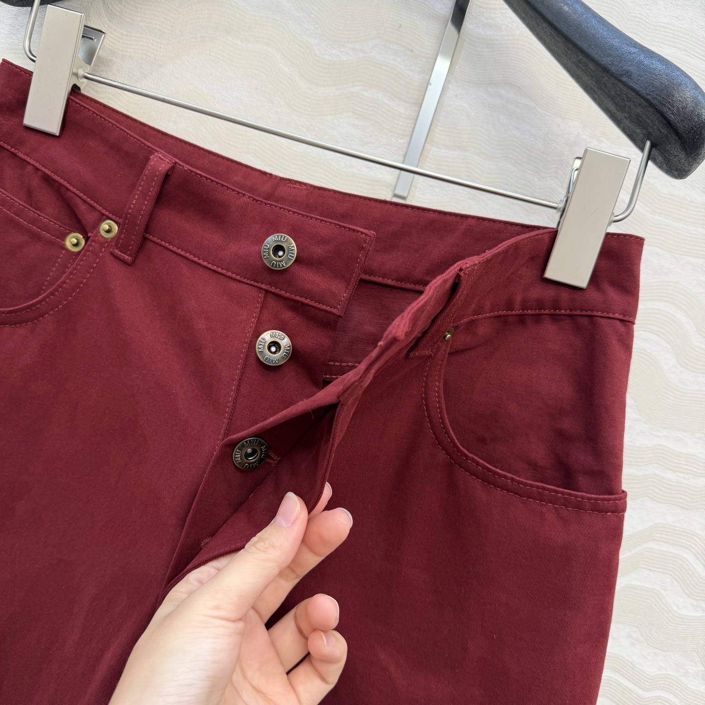 原单品质❤️miu系少女穿搭！26s早春新品，新年限定本命红穿搭❤️痞帅直筒牛仔裤减龄时髦又帅气！后口袋