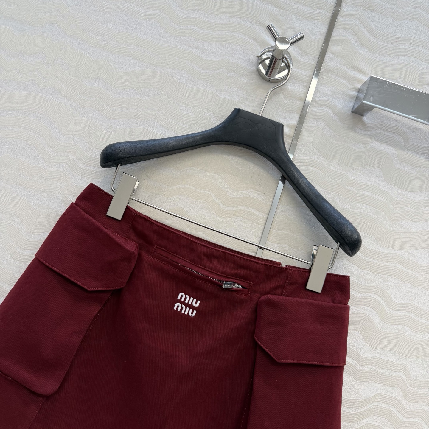 原单品质❤️miu系少女穿搭！26s早春新品，新年限定本命红穿搭❤️低腰牛仔工装口袋半裙。减龄时髦又帅气