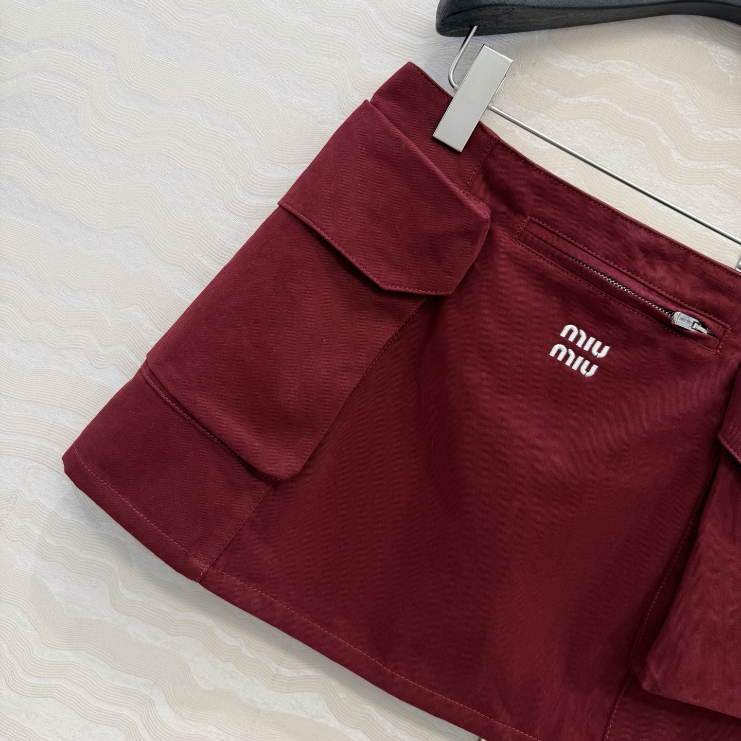 原单品质❤️miu系少女穿搭！26s早春新品，新年限定本命红穿搭❤️低腰牛仔工装口袋半裙。减龄时髦又帅气
