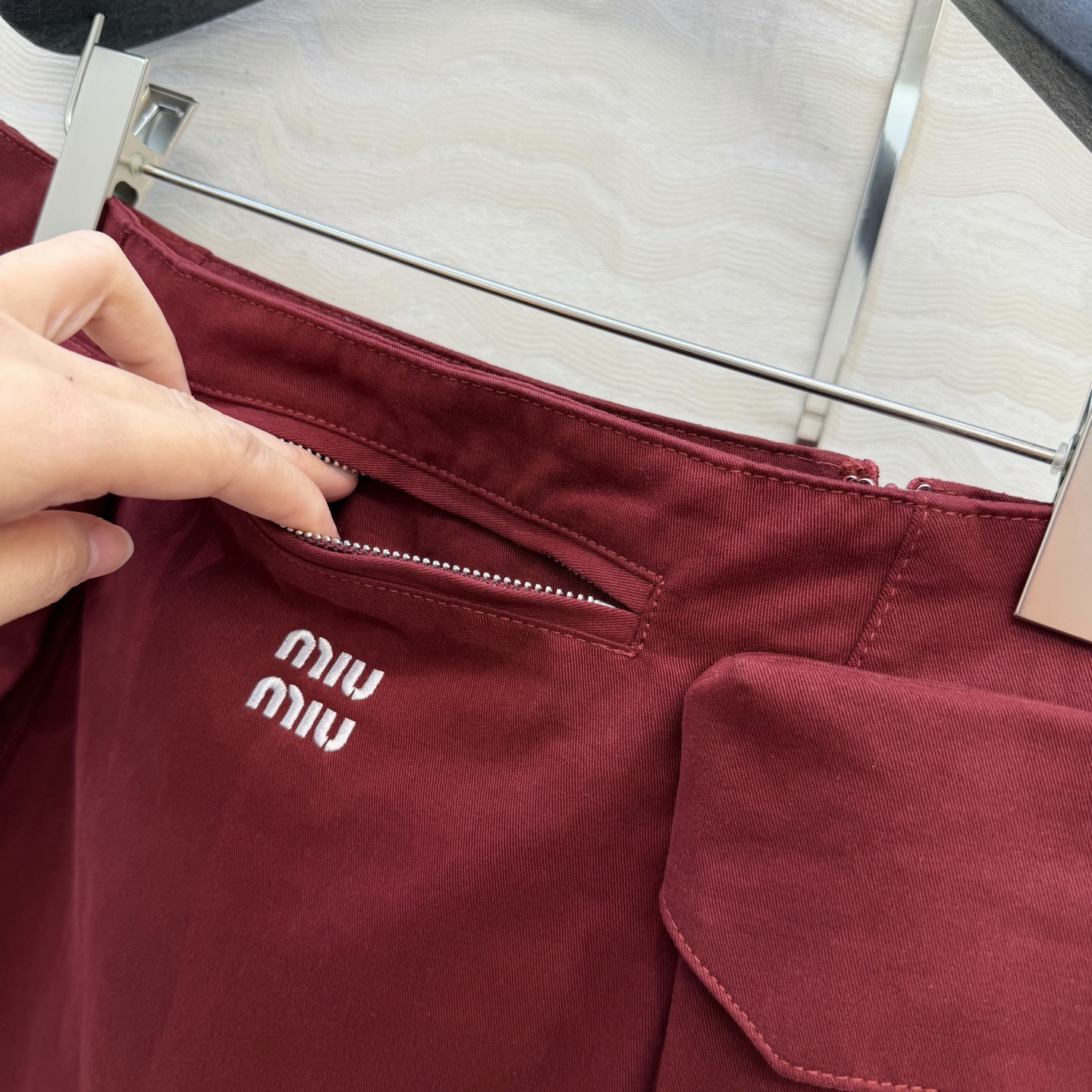 原单品质❤️miu系少女穿搭！26s早春新品，新年限定本命红穿搭❤️低腰牛仔工装口袋半裙。减龄时髦又帅气