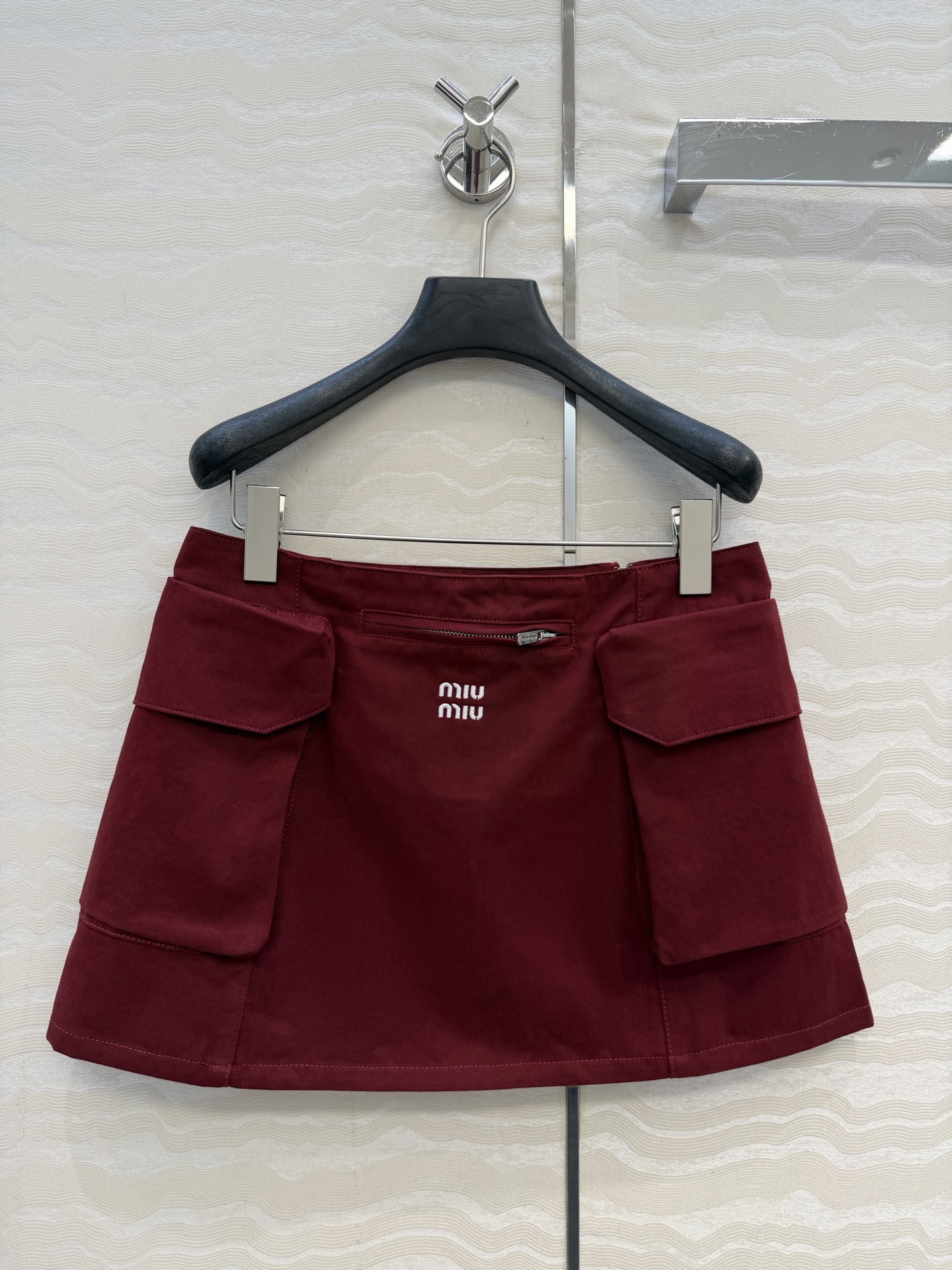 原单品质❤️miu系少女穿搭！26s早春新品，新年限定本命红穿搭❤️低腰牛仔工装口袋半裙。减龄时髦又帅气