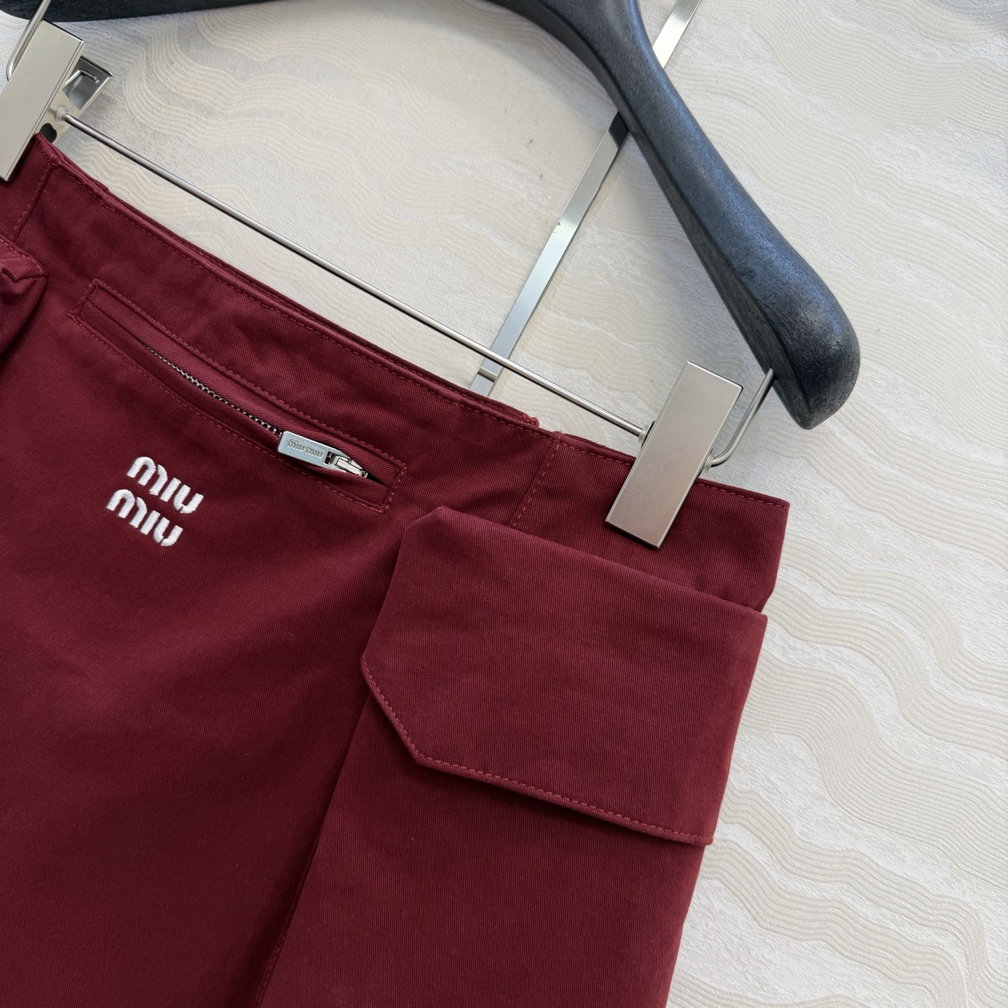 原单品质❤️miu系少女穿搭！26s早春新品，新年限定本命红穿搭❤️低腰牛仔工装口袋半裙。减龄时髦又帅气