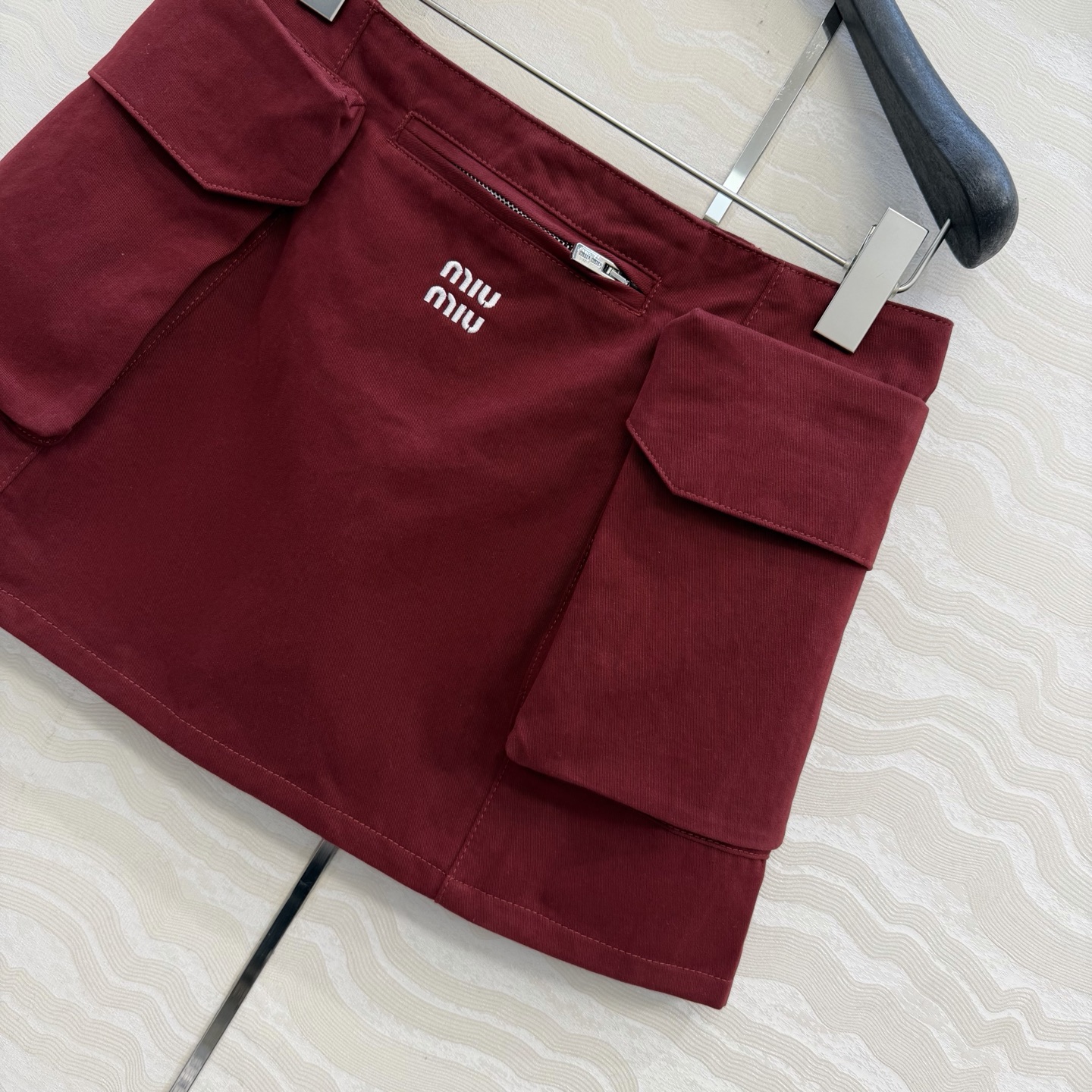 原单品质❤️miu系少女穿搭！26s早春新品，新年限定本命红穿搭❤️低腰牛仔工装口袋半裙。减龄时髦又帅气
