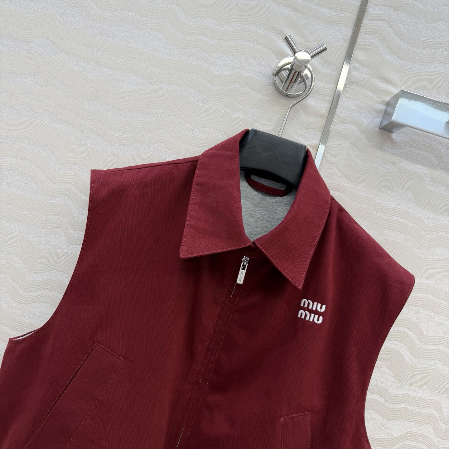 原单品质❤️miu系少女穿搭！26s早春新品，新年限定本命红穿搭❤️牛仔马甲夹克外套。定制格蕾系灰纯棉里