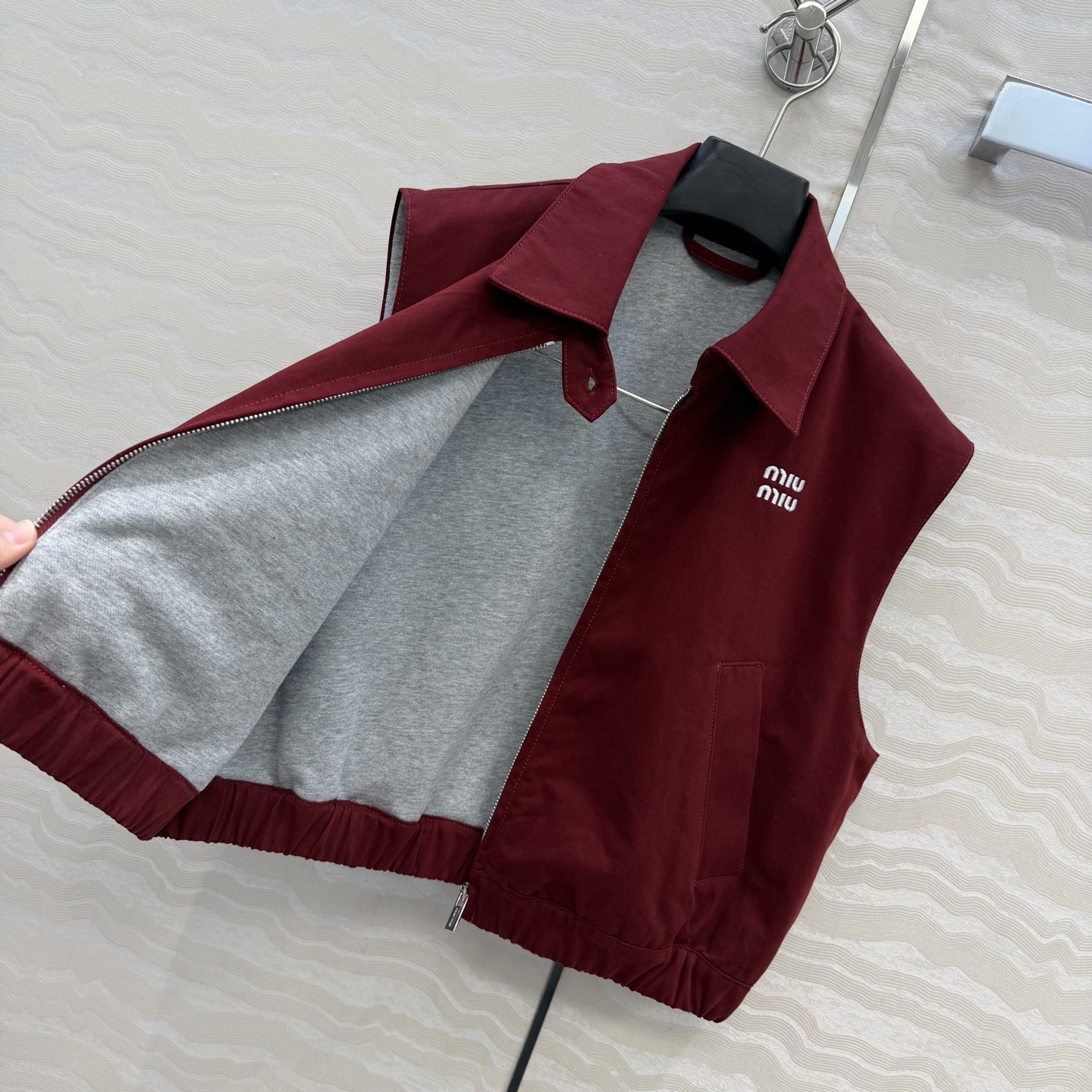 原单品质❤️miu系少女穿搭！26s早春新品，新年限定本命红穿搭❤️牛仔马甲夹克外套。定制格蕾系灰纯棉里